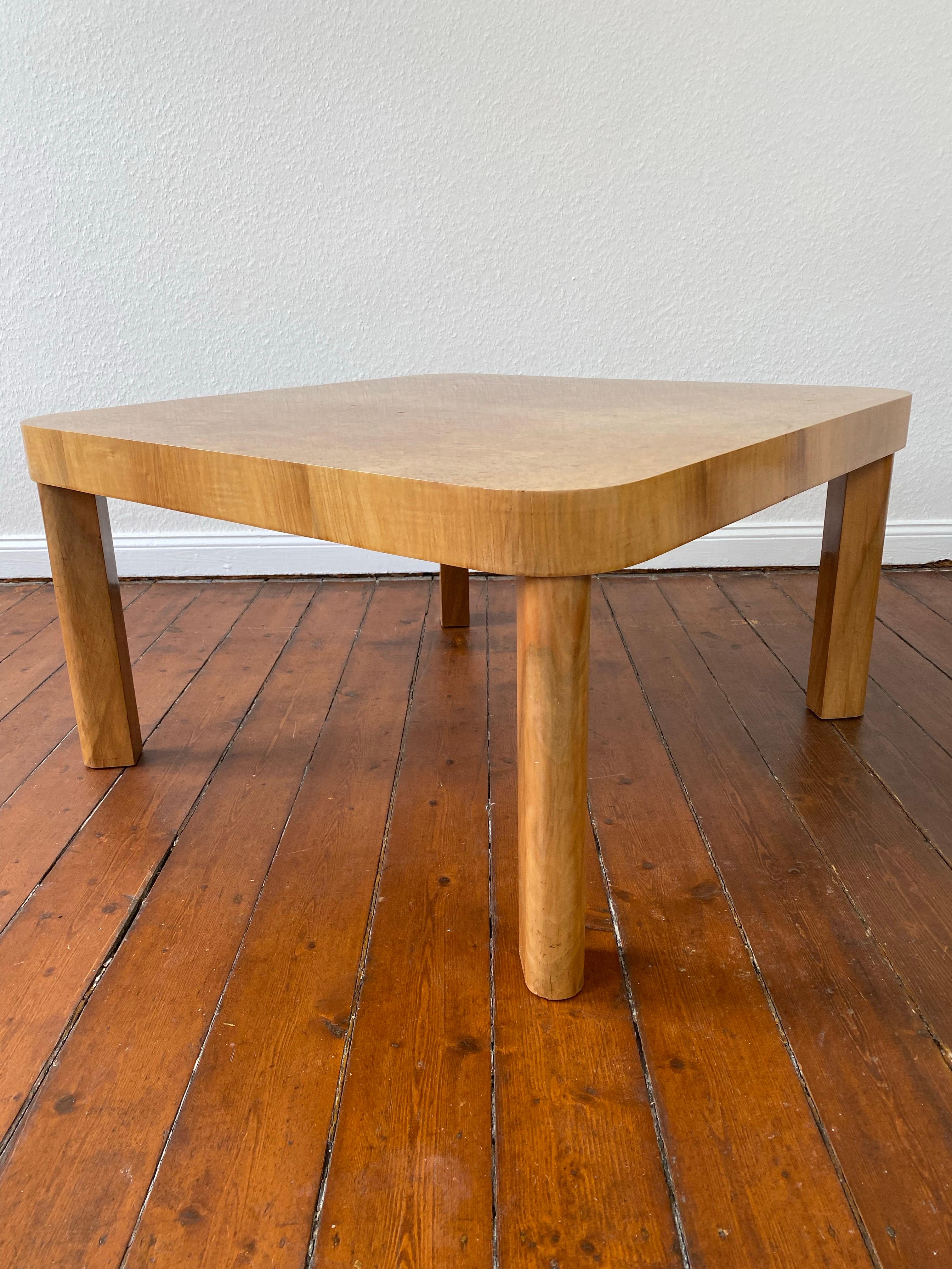 Art déco Table basse moderniste allemande Art Déco en bois de chêne et placage de bois par Bruno Paul 1920 en vente