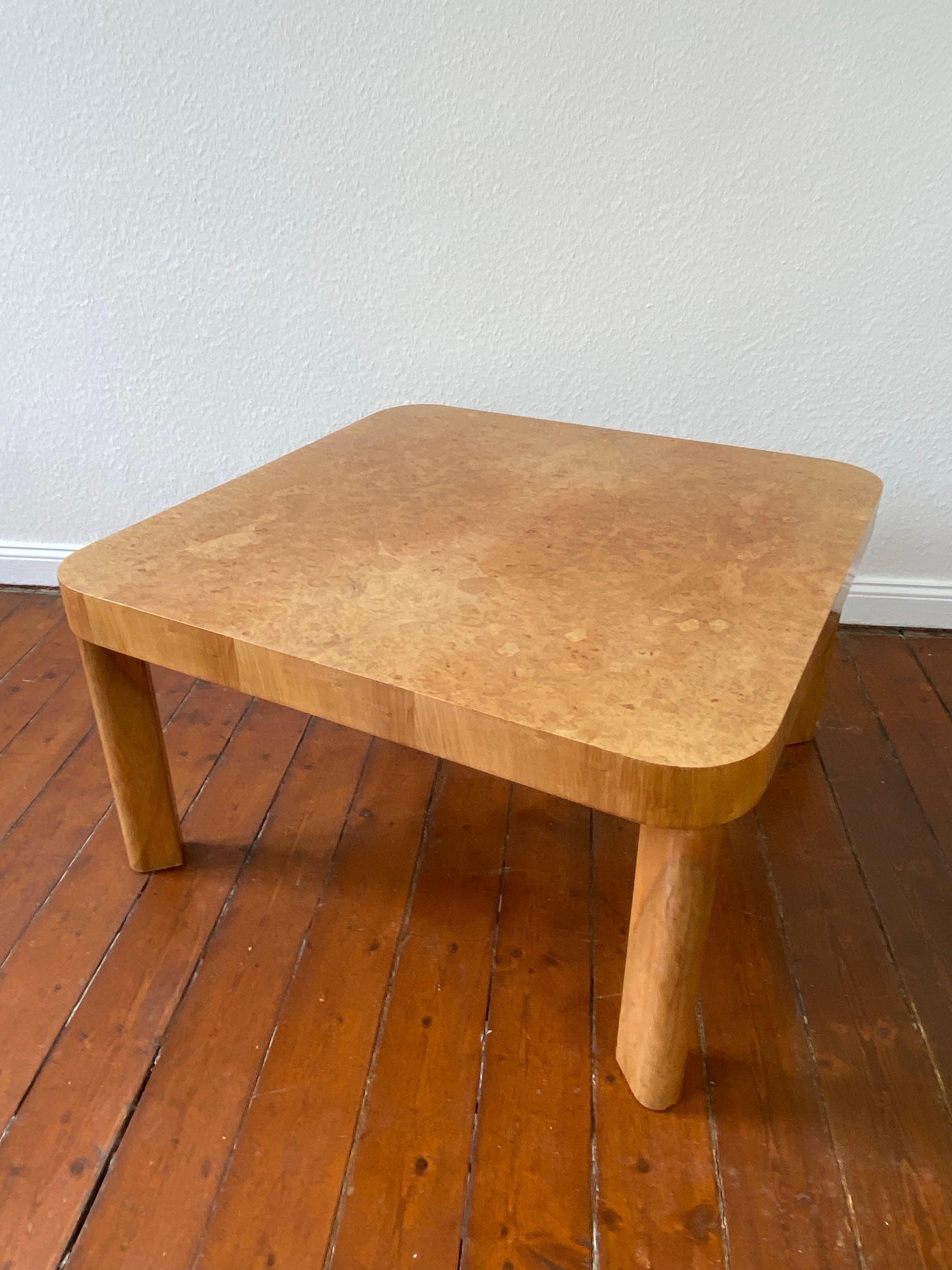 Bois Table basse moderniste allemande Art Déco en bois de chêne et placage de bois par Bruno Paul 1920 en vente