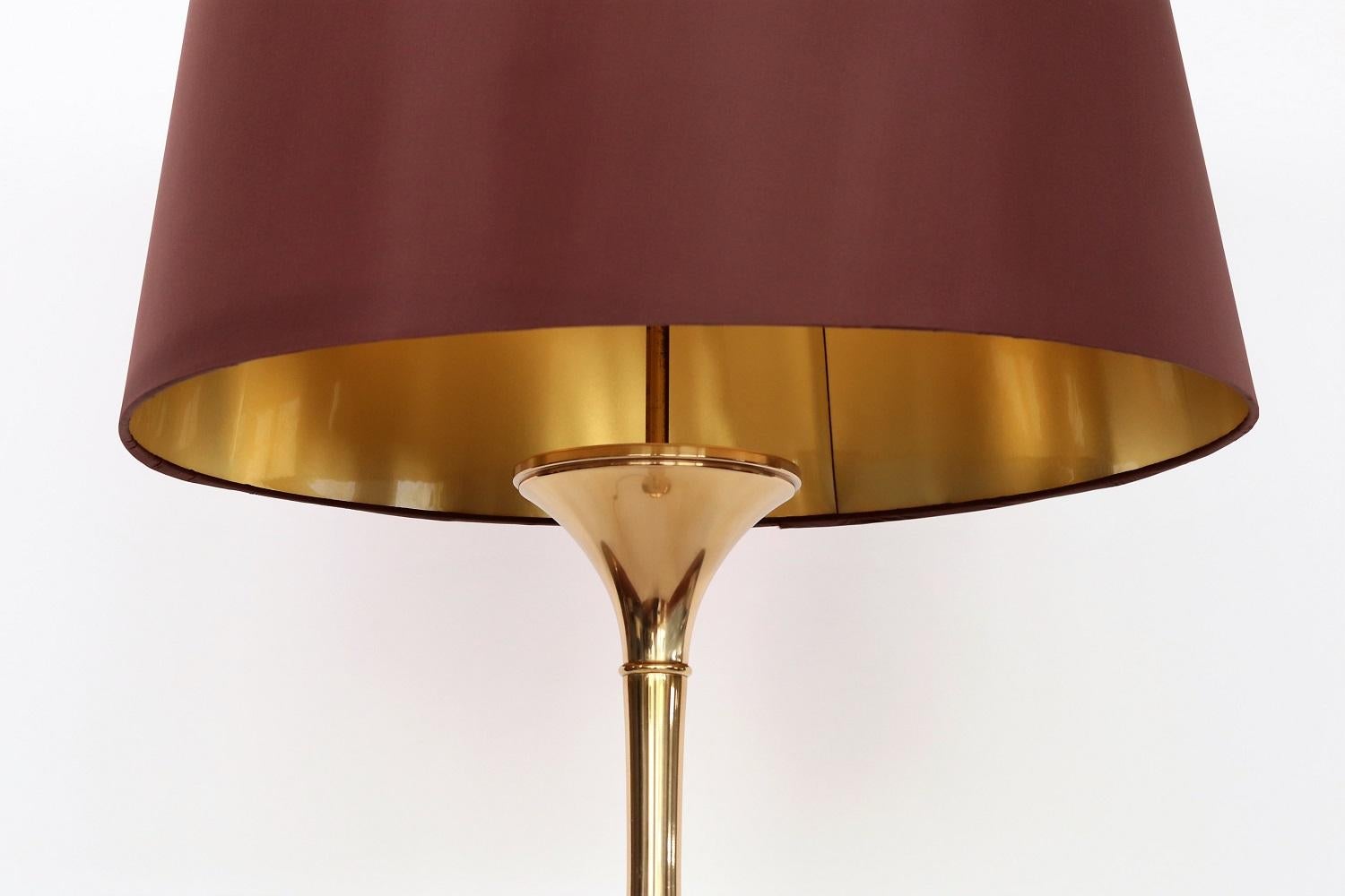 Amazing floor lamp in bamboo optic made in shiny brass with beautiful patina.
Designed from Ingo Maurer, manufactured from MDesign in the 1960s.
The lamp is equipped with original lamp-shade, which have been remade in original chocolate brown
