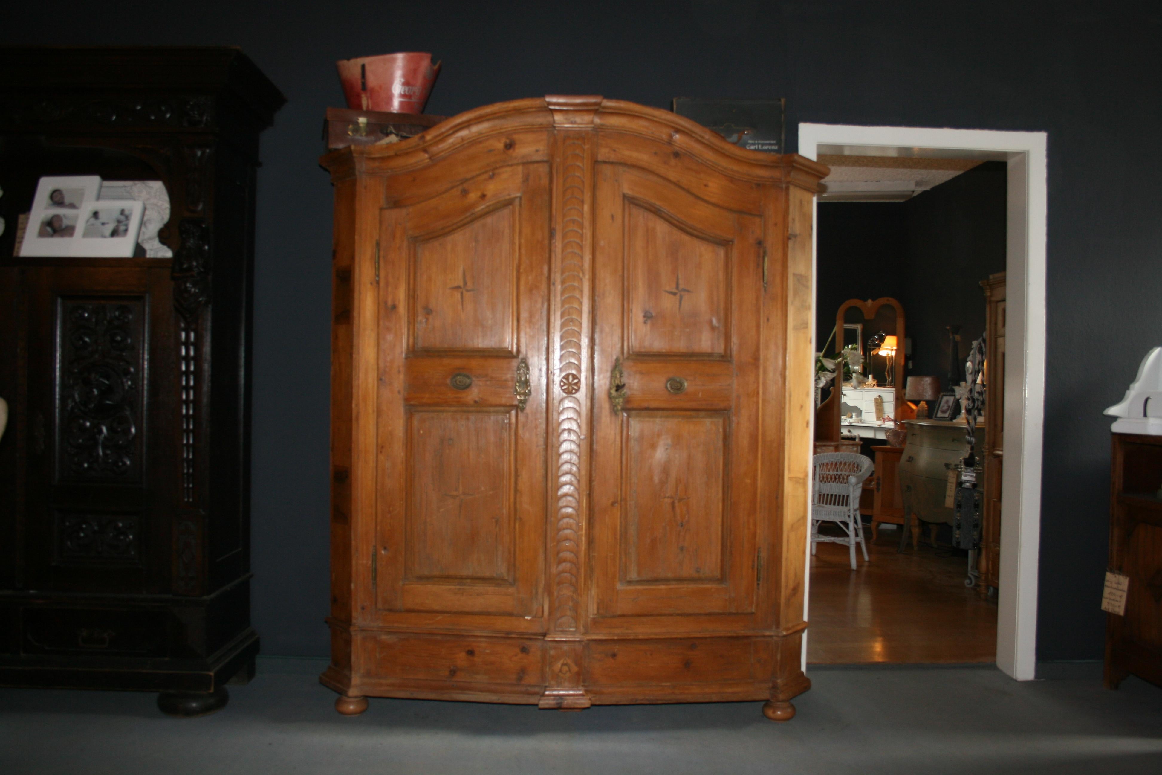 Hand-Carved German Baroque Bodensee Armoire, Pine, 18th Century
