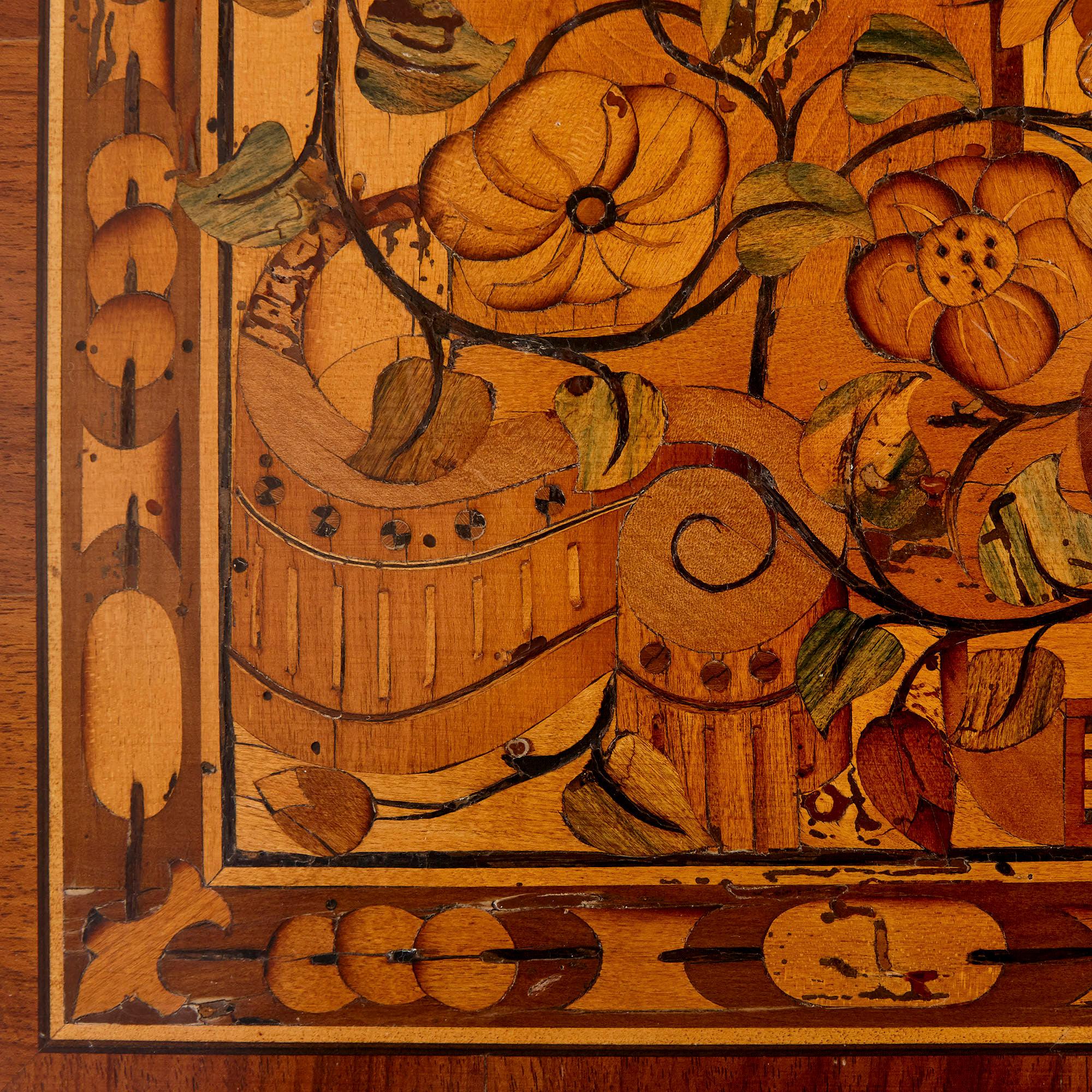 Baroque Table centrale baroque allemande avec incrustations de marqueterie en vente