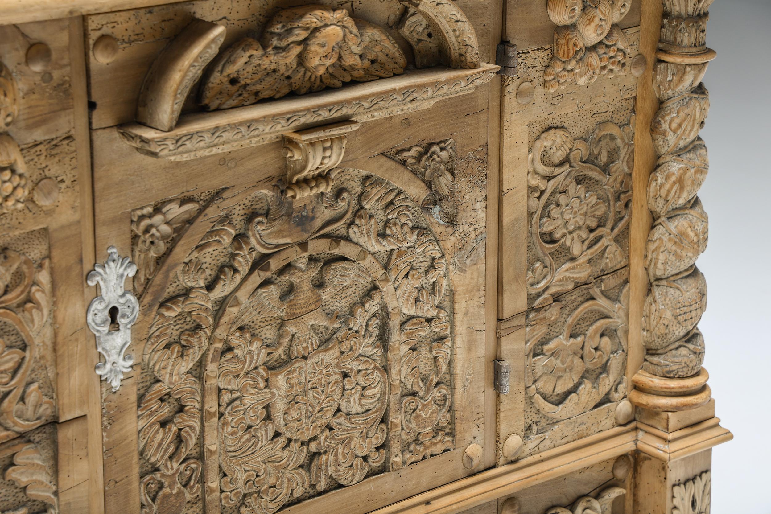 Meuble de rangement baroque allemand à trois portes en noyer cuiré, 17/18e siècle en vente 1