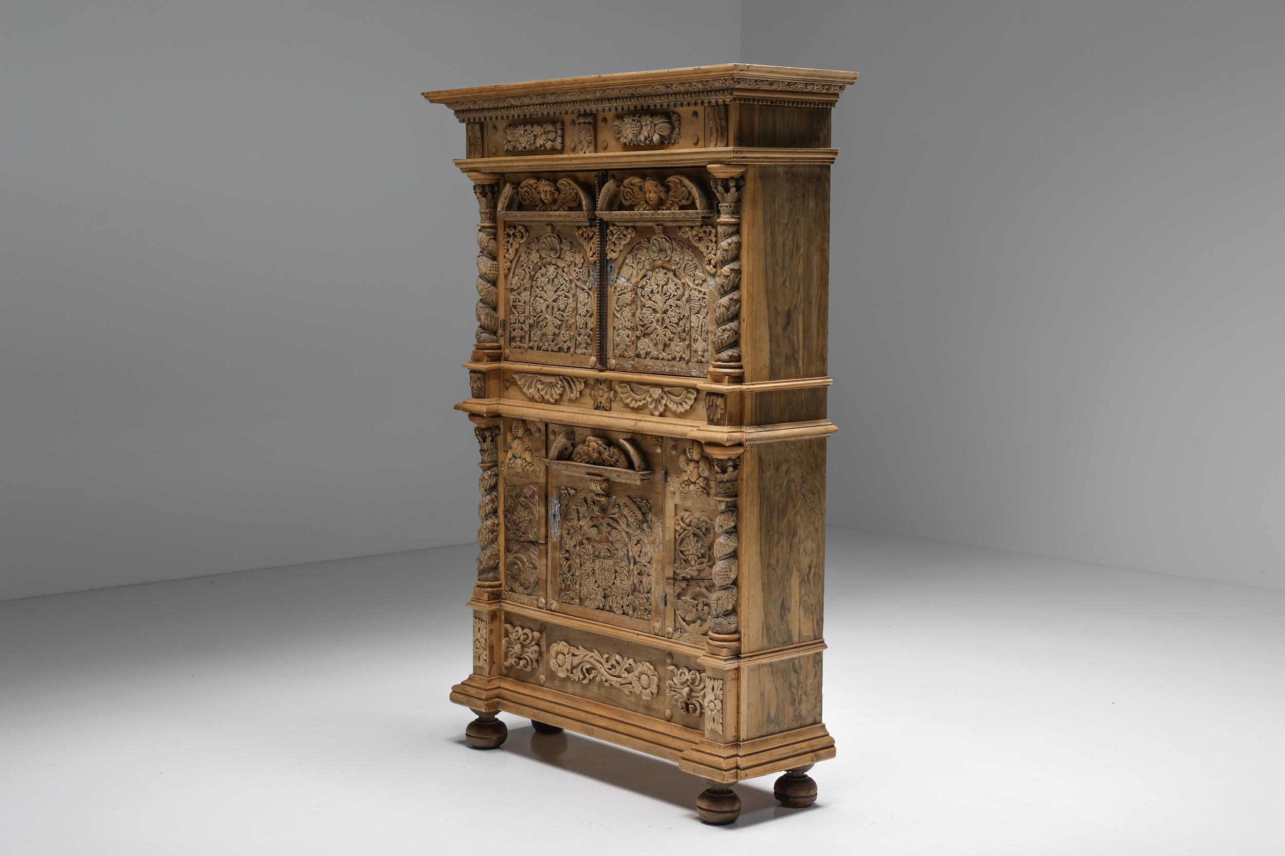 Tedesco; barocco; noce sbiancato; armadio a tre ante; credenza; design tedesco; Germania; XVII secolo; XVIII secolo; 

Una credenza barocca tedesca in noce lisciviato, intagliata e molto dettagliata con un carattere distintivo. Questo mobile