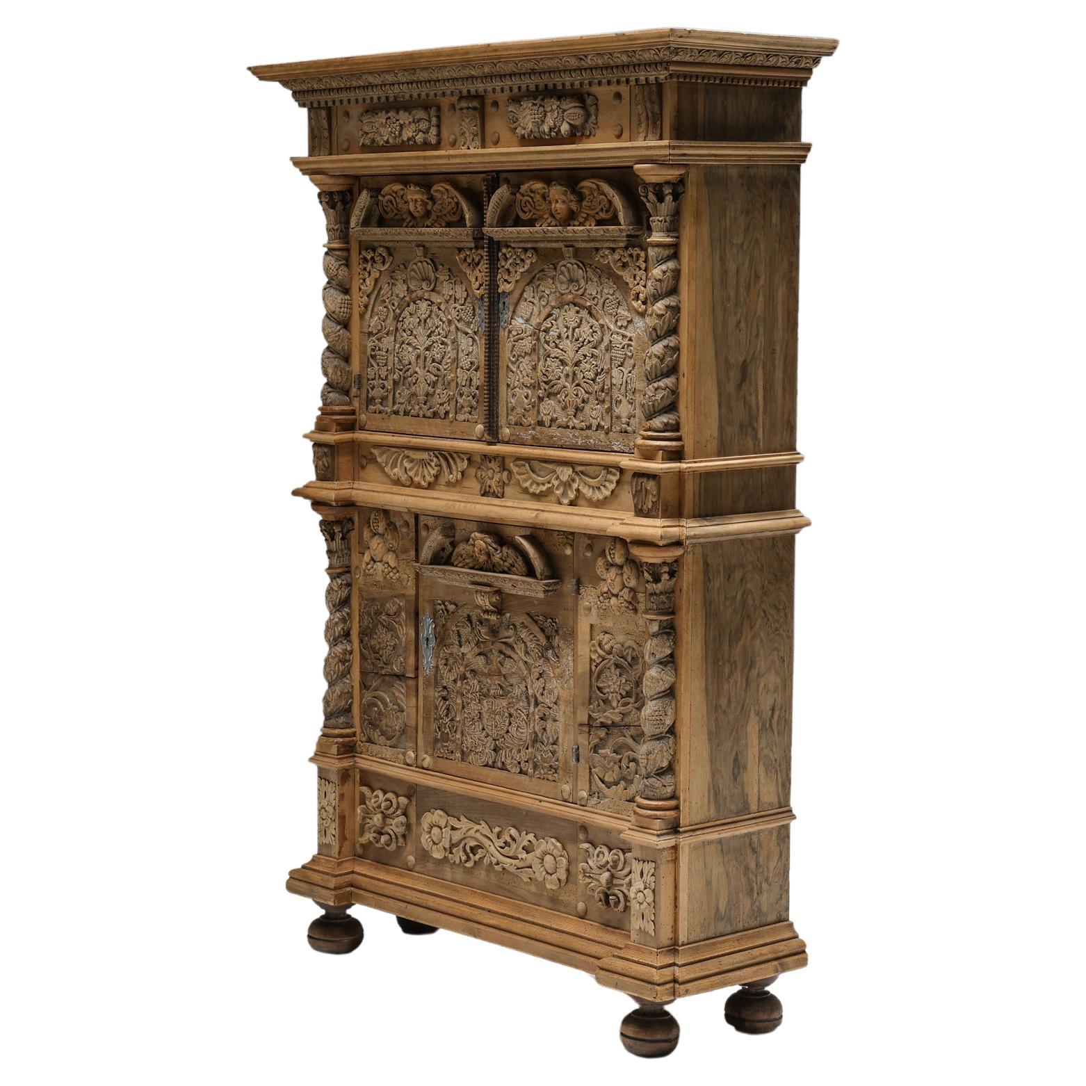 Meuble de rangement baroque allemand à trois portes en noyer cuiré, 17/18e siècle en vente