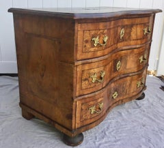 Commode baroque allemande à façade serpentine en marqueterie