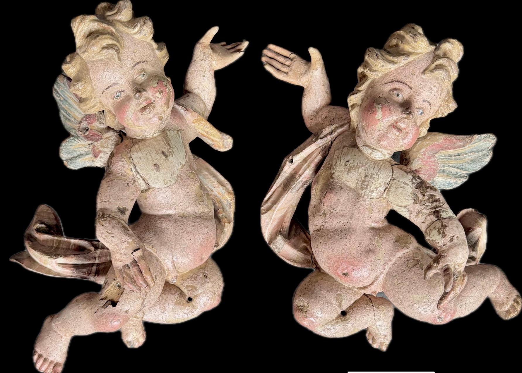 Sculture di angeli in legno dipinto in stile barocco tedesco, una coppia in vendita 5