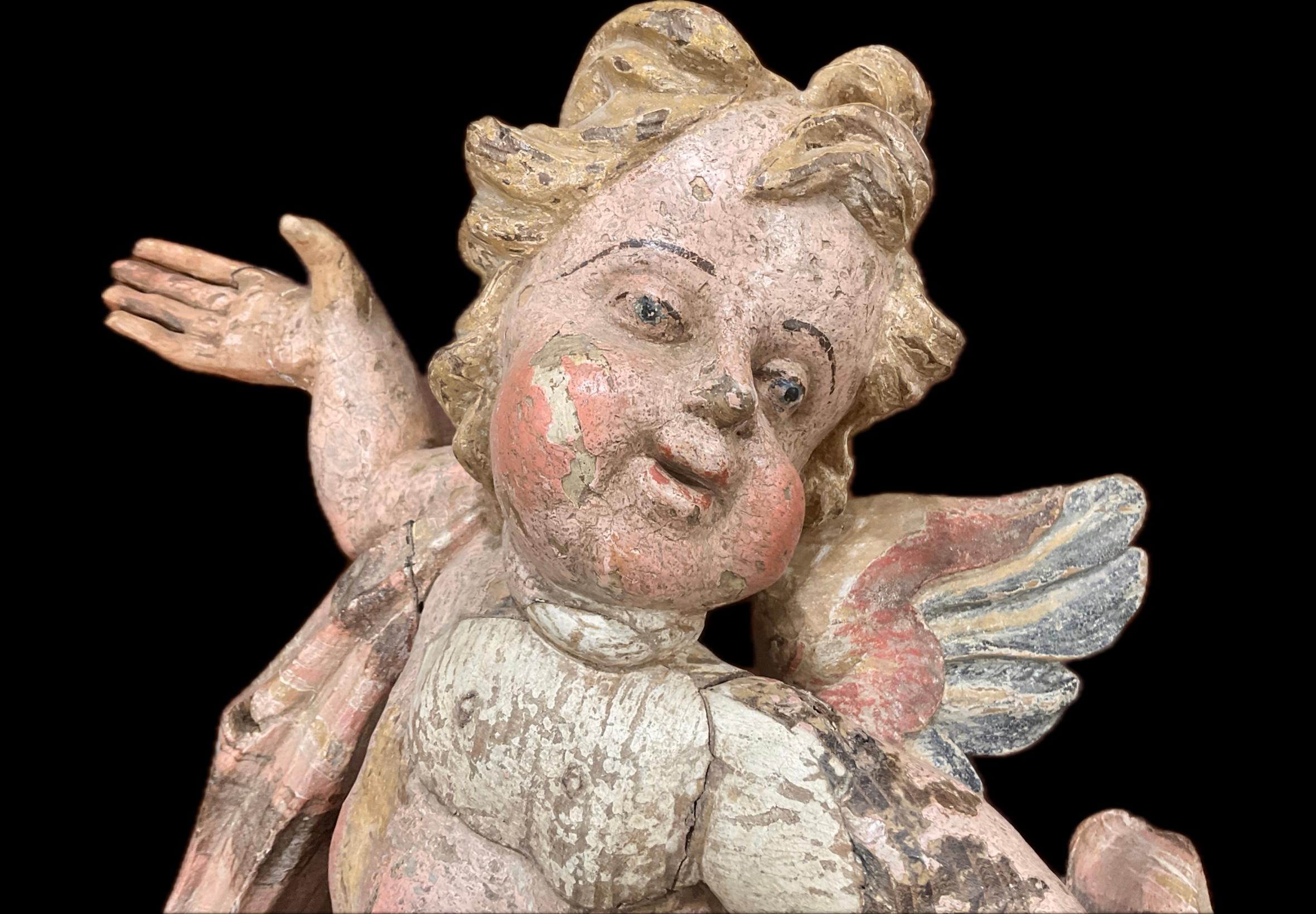 Coppia di sculture di angeli in legno intagliato del XVIII secolo in stile barocco tedesco. Ogni angelo cherubino è raffigurato in un movimento dinamico e fluente, con caratteristiche splendidamente dettagliate e con la decorazione policroma