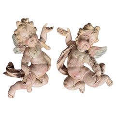 Paire de sculptures d'anges baroques allemandes en bois peint