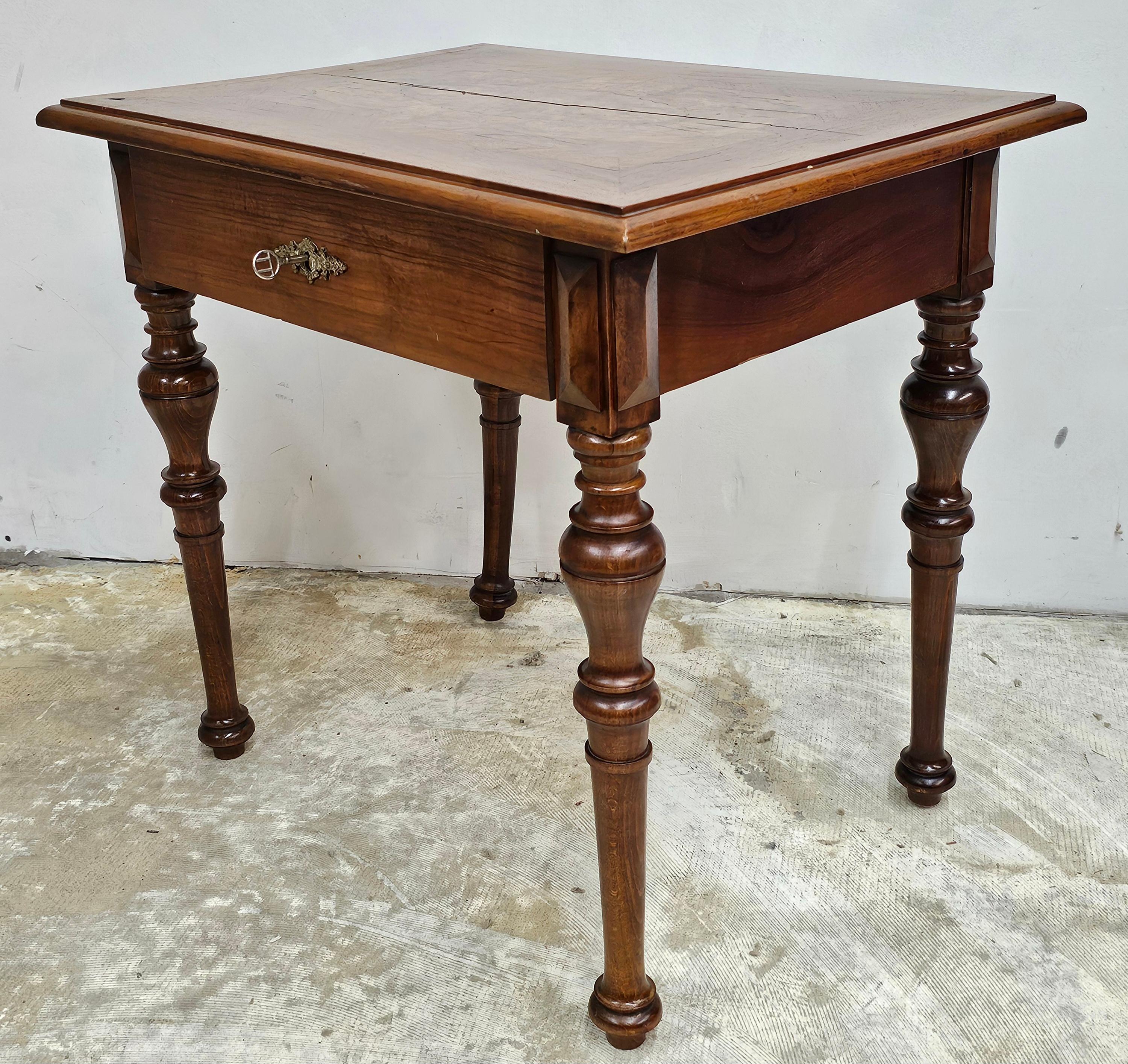 Deutscher Barocktisch aus zirkassianischem Nussbaum und Walnussholz im Angebot 1
