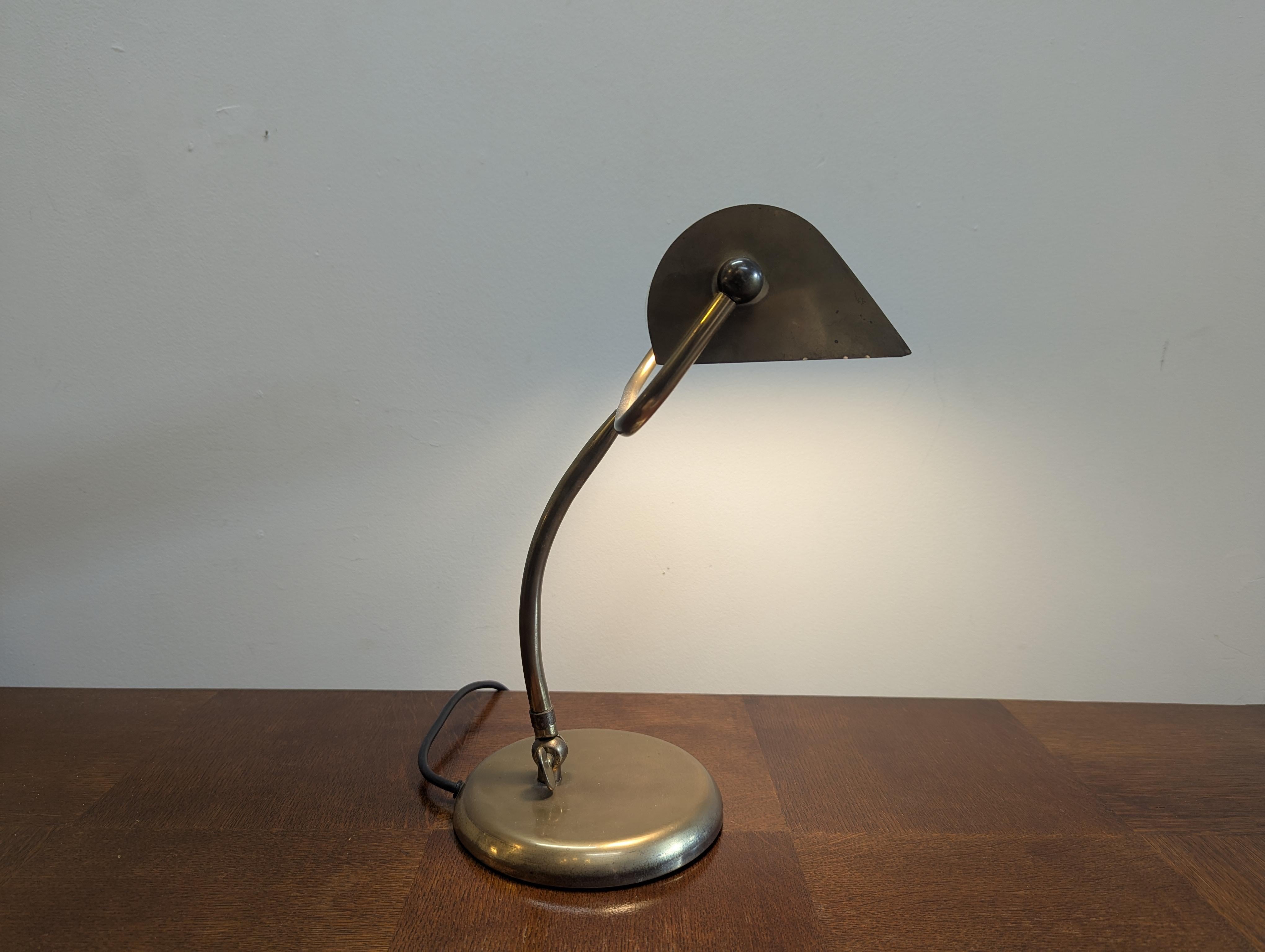 German Bauhaus Adjustable Bankers Lamp attributed Midgard In Good Condition For Sale In New York, NY