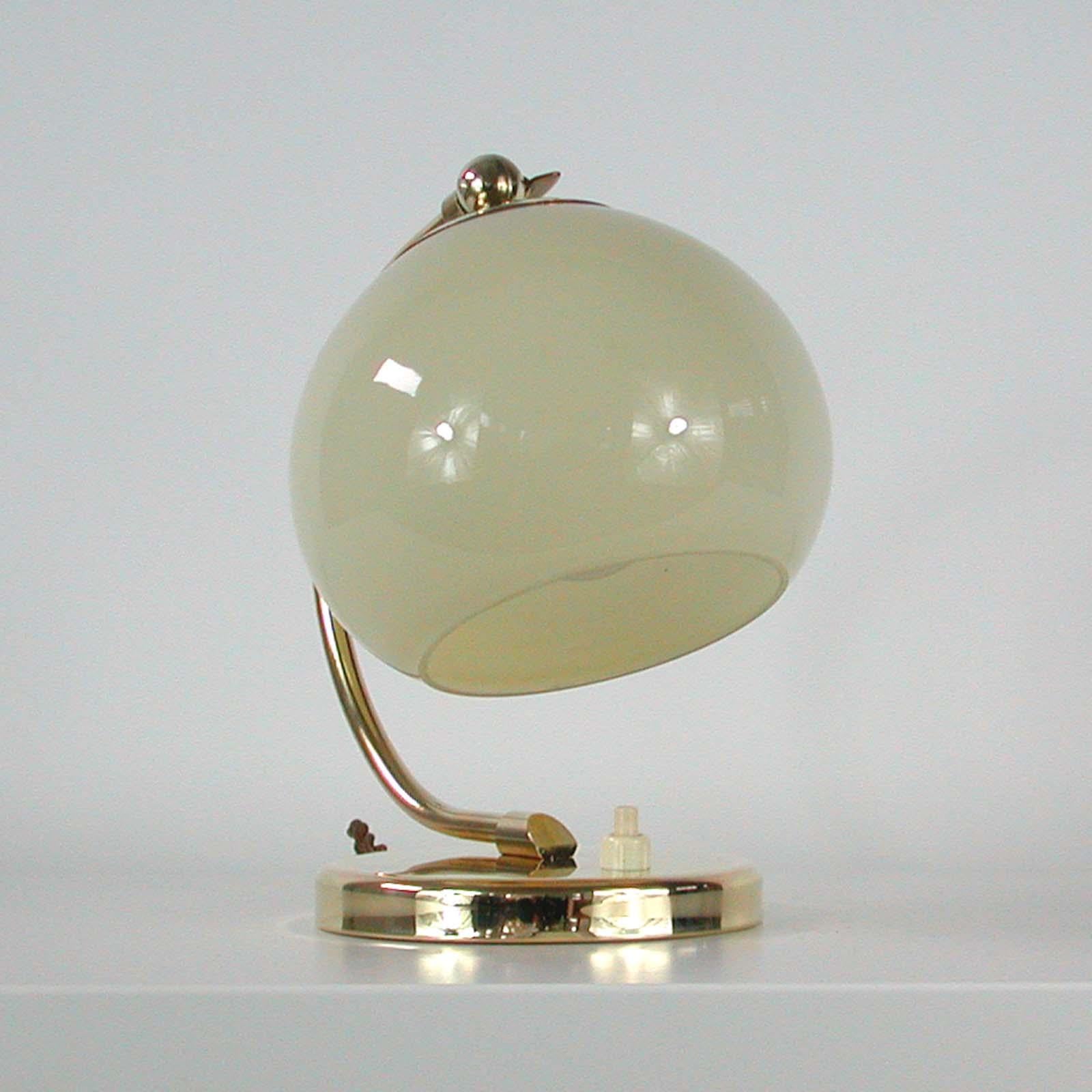 German Bauhaus Art Deco Brass and Opaline Table Lamp, 1930s In Good Condition In NUEMBRECHT, NRW