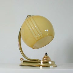 Deutsche Bauhaus Art Deco Messing und Opaline Tischlampe Sconce:: 1930er Jahre