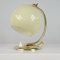 Lampe de table Art Déco Bauhaus allemande en laiton et opaline:: années 30