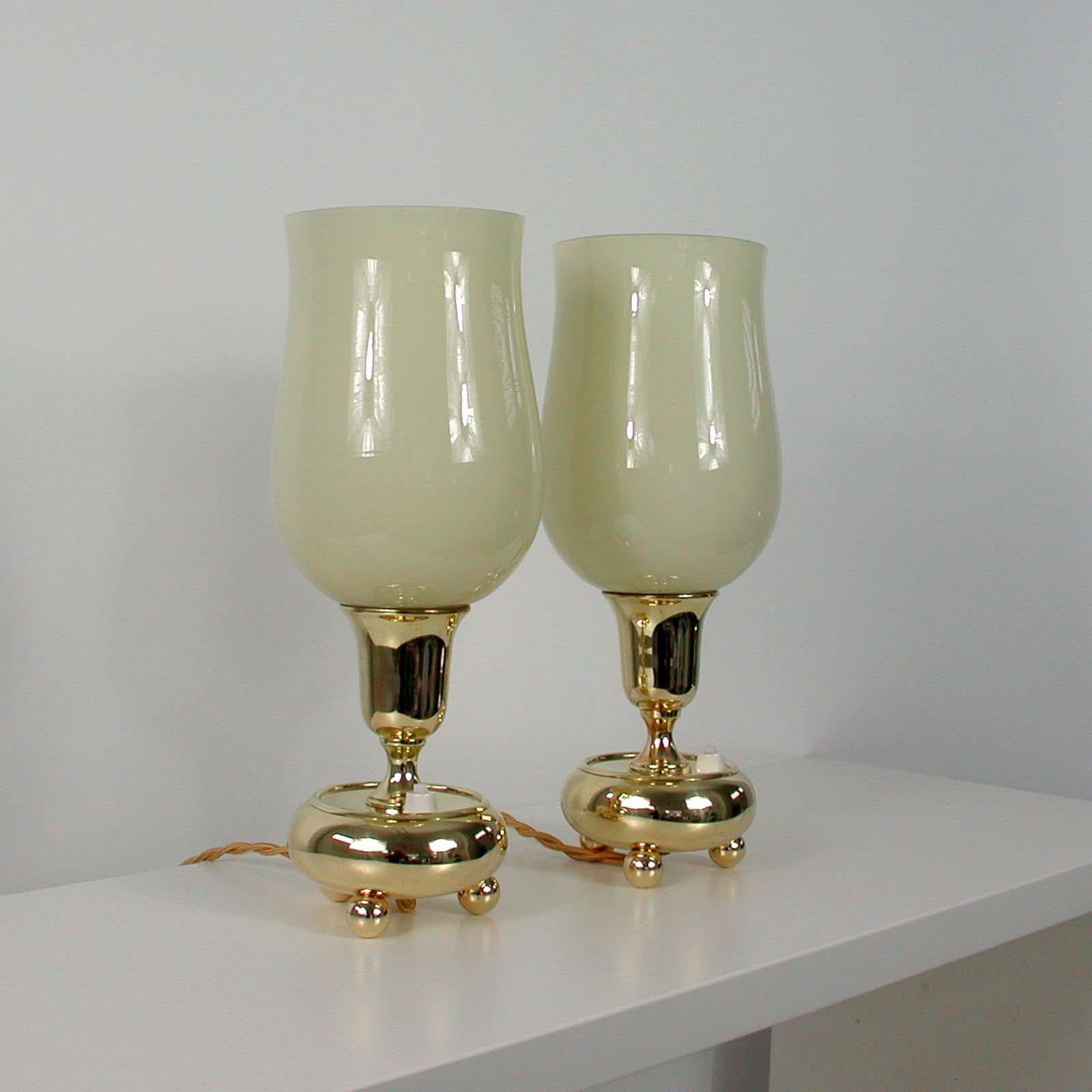 German Bauhaus Brass and Opal Torchiere Table Lamps, Set of 2, 1930s In Good Condition For Sale In NUEMBRECHT, NRW