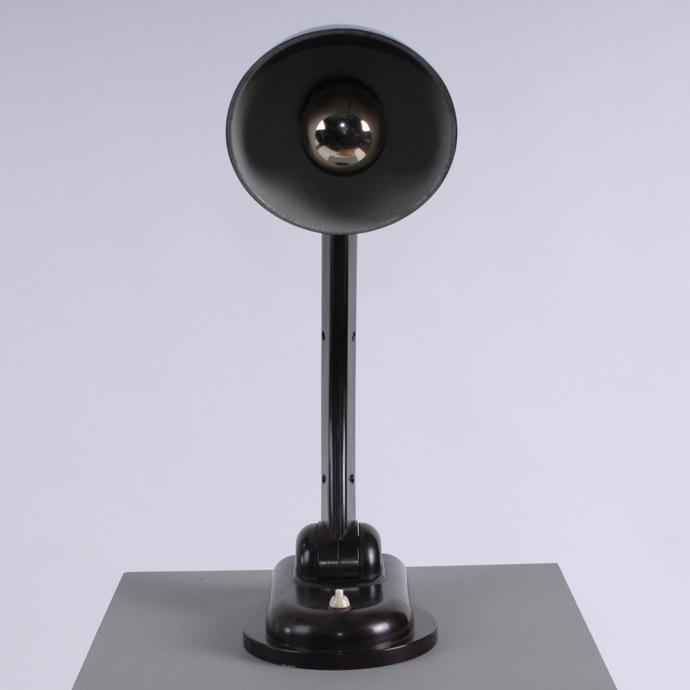German Bauhaus Brown Bakelite Christian Dell Heinrich Römler Table Lamp, 1940s In Fair Condition For Sale In Oslo, NO