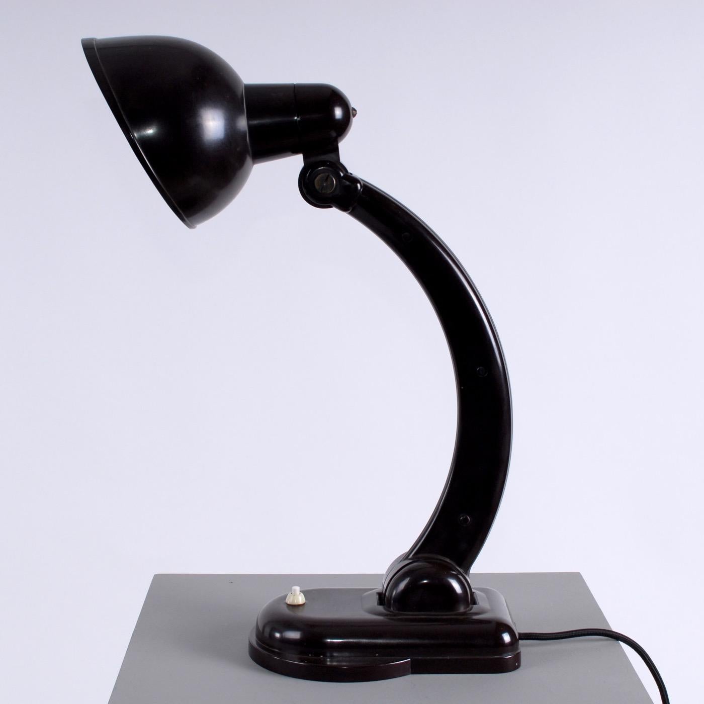 Early 20th Century German Bauhaus Brown Bakelite Christian Dell Heinrich Römler Table Lamp, 1940s For Sale