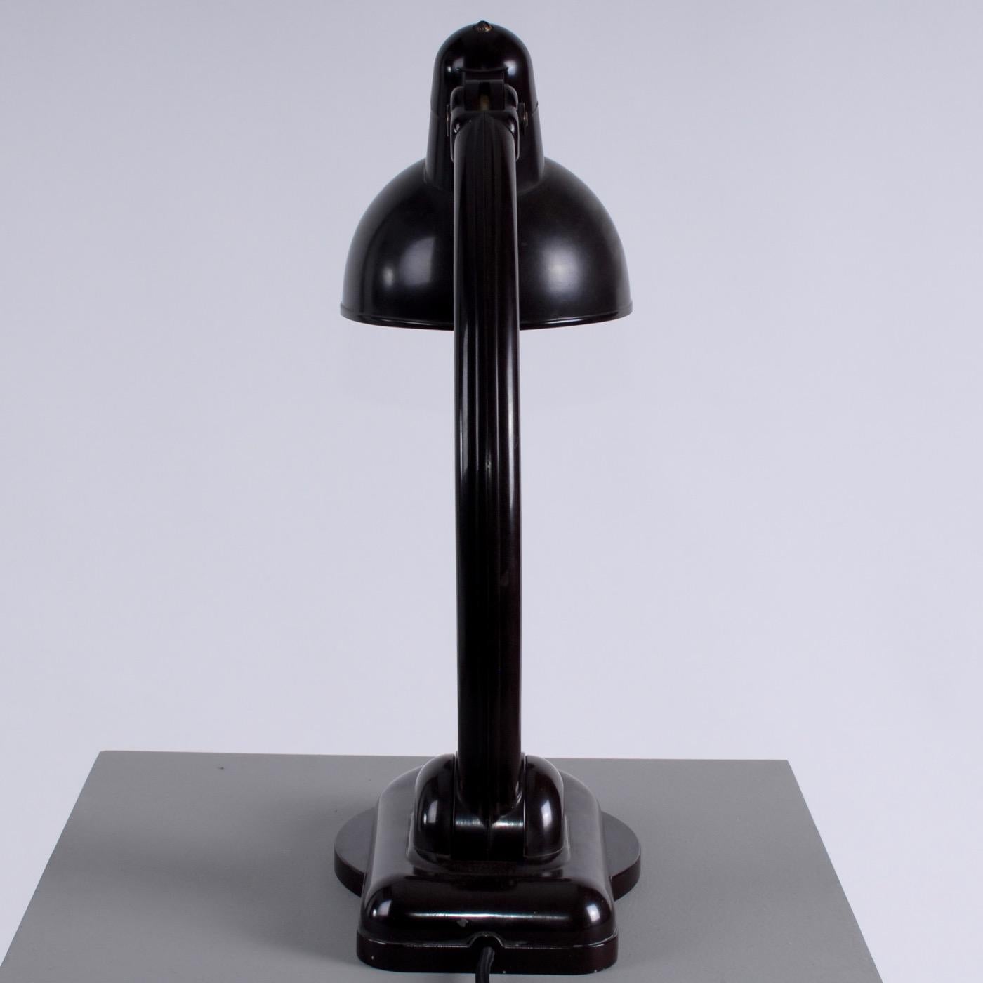 German Bauhaus Brown Bakelite Christian Dell Heinrich Römler Table Lamp, 1940s For Sale 3