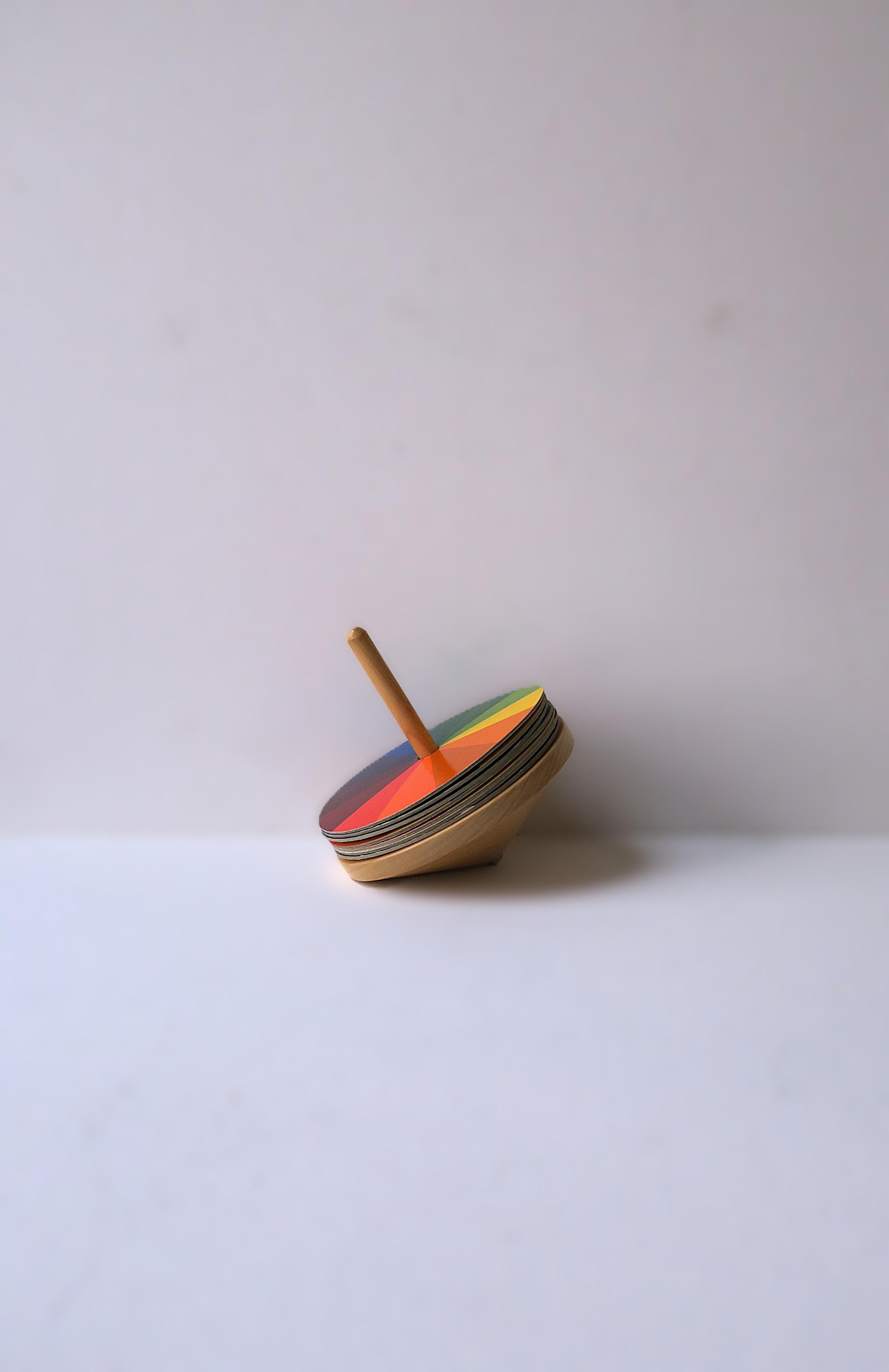 Roue à couleurs en bois de chêne et papier, design Bauhaus allemand, vers la fin du 20e siècle, fabriqué en Suisse. La pièce a été conçue à l'origine par l'Allemand Ludwig Hirschfeld-Mack, au début du XXe siècle, à Berlin, en Allemagne. Avec la