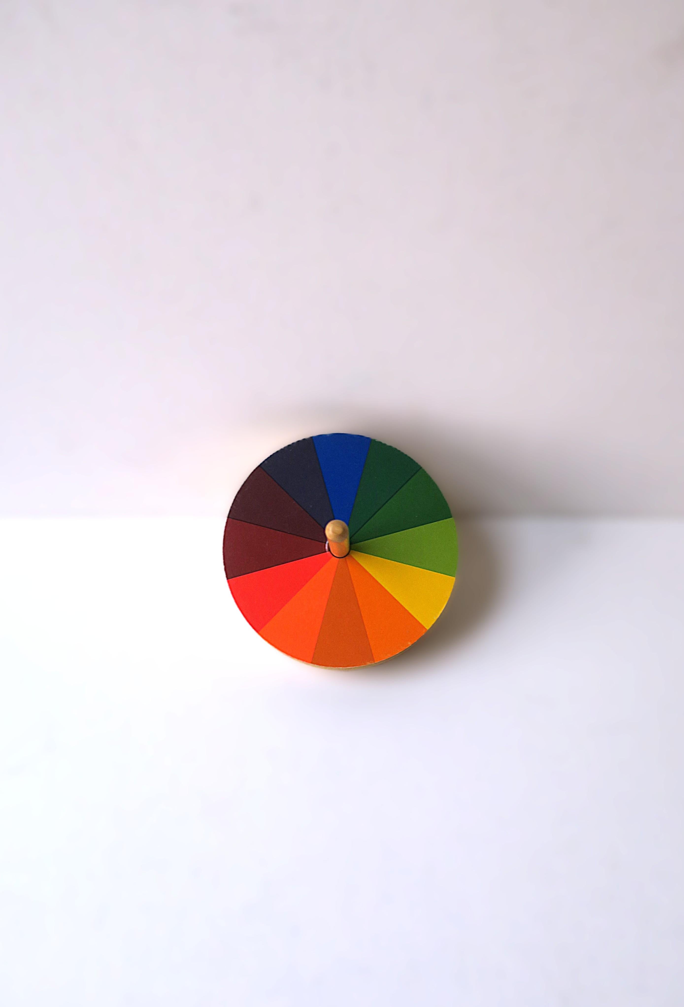 Roue de couleur Bauhaus allemande Bon état - En vente à New York, NY