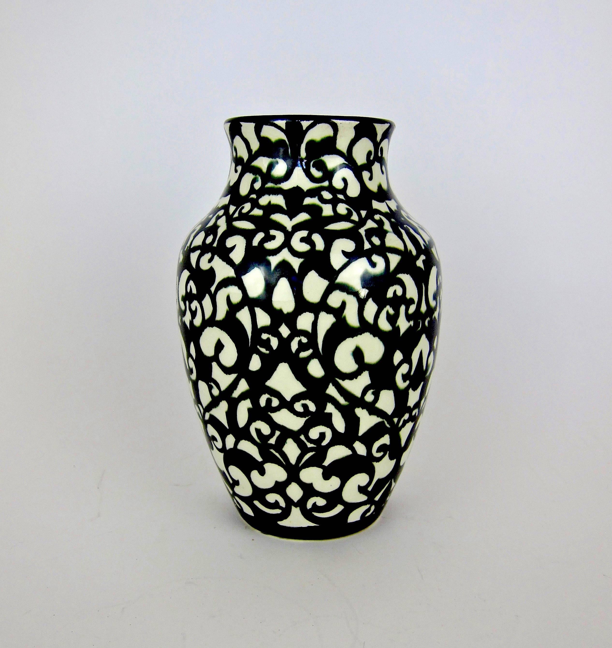 Eine stilvolle Art-Déco-Vase aus glasiertem Steingut:: entworfen von Walther Stock (aktiv 1910-1925) für Velten Vordamm (1913/14-1931) aus Deutschland:: aus den 1920er Jahren. Mehrere ähnliche handdekorierte Stock-Entwürfe der Bauhaus-Ära für Velten
