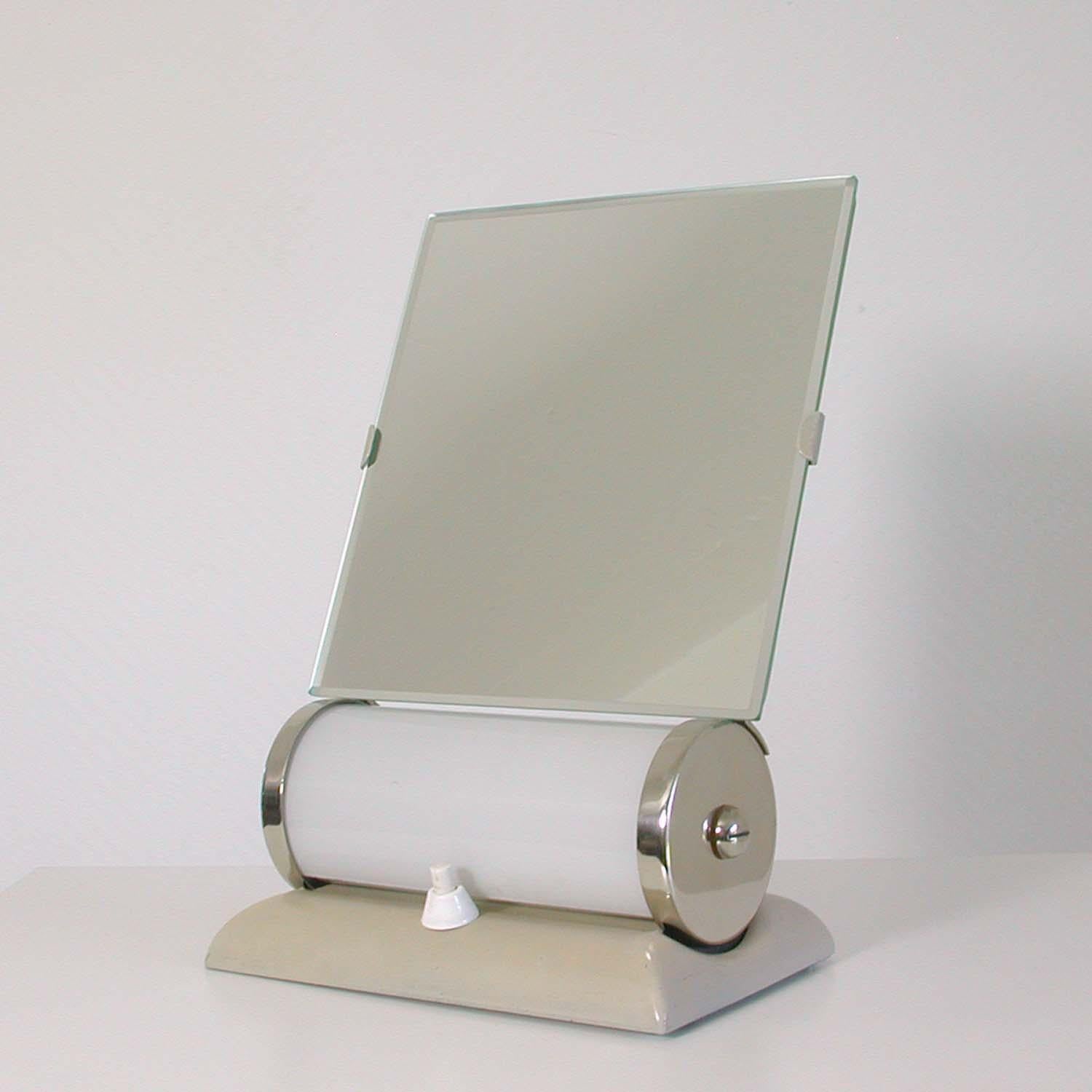 Deutsche deutsche Bauhaus beleuchtete Opalglas-Tisch-Schminktisch-Spiegel-Tischlampe im Angebot 5