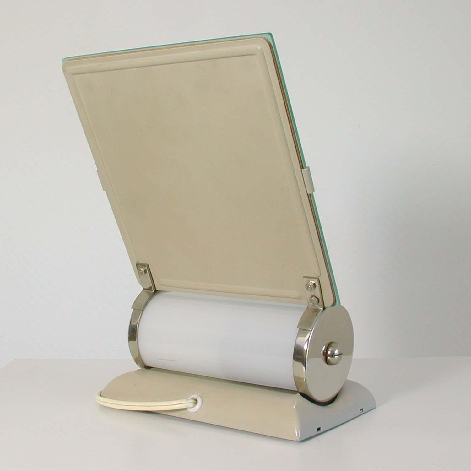 Deutsche deutsche Bauhaus beleuchtete Opalglas-Tisch-Schminktisch-Spiegel-Tischlampe (Mitte des 20. Jahrhunderts) im Angebot
