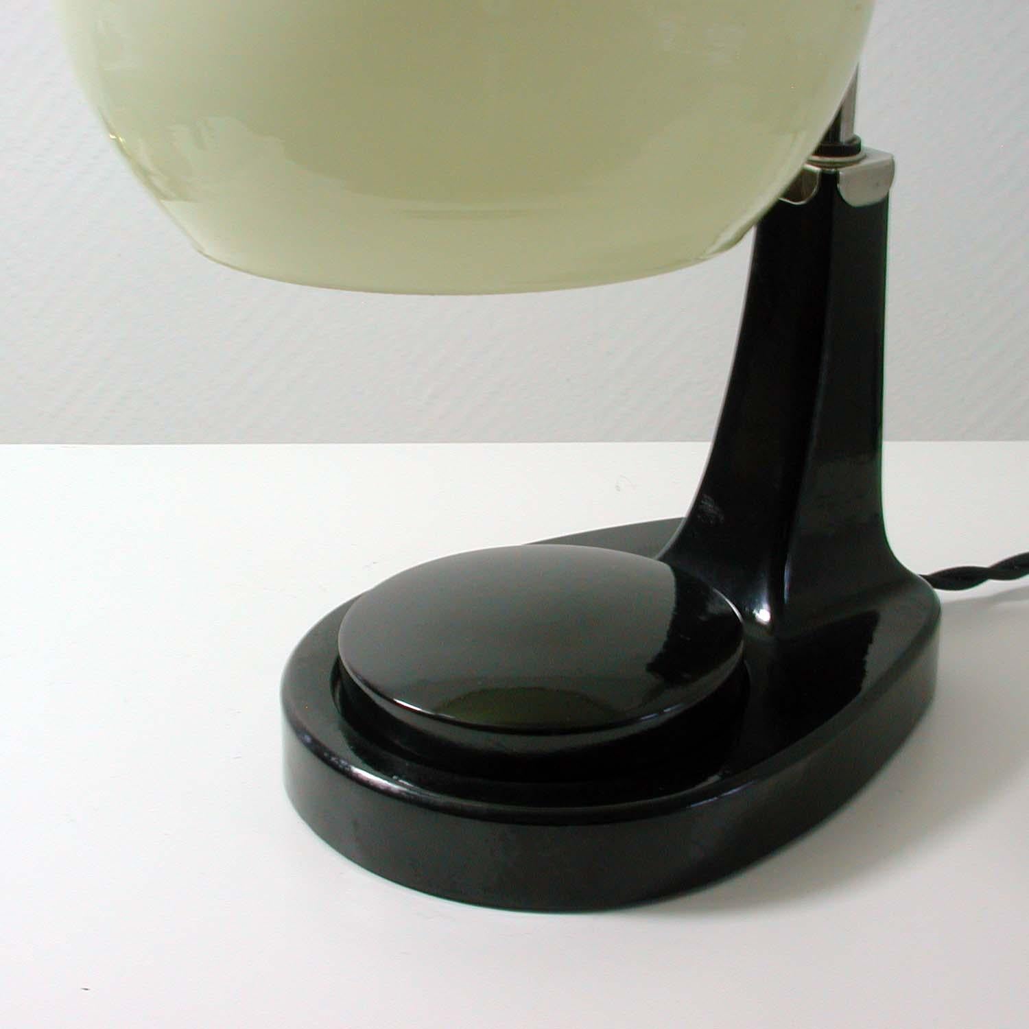 German Bauhaus Marianne Brandt Bakelite and Opal Touch Light Table Desk Lamp In Good Condition In NUEMBRECHT, NRW