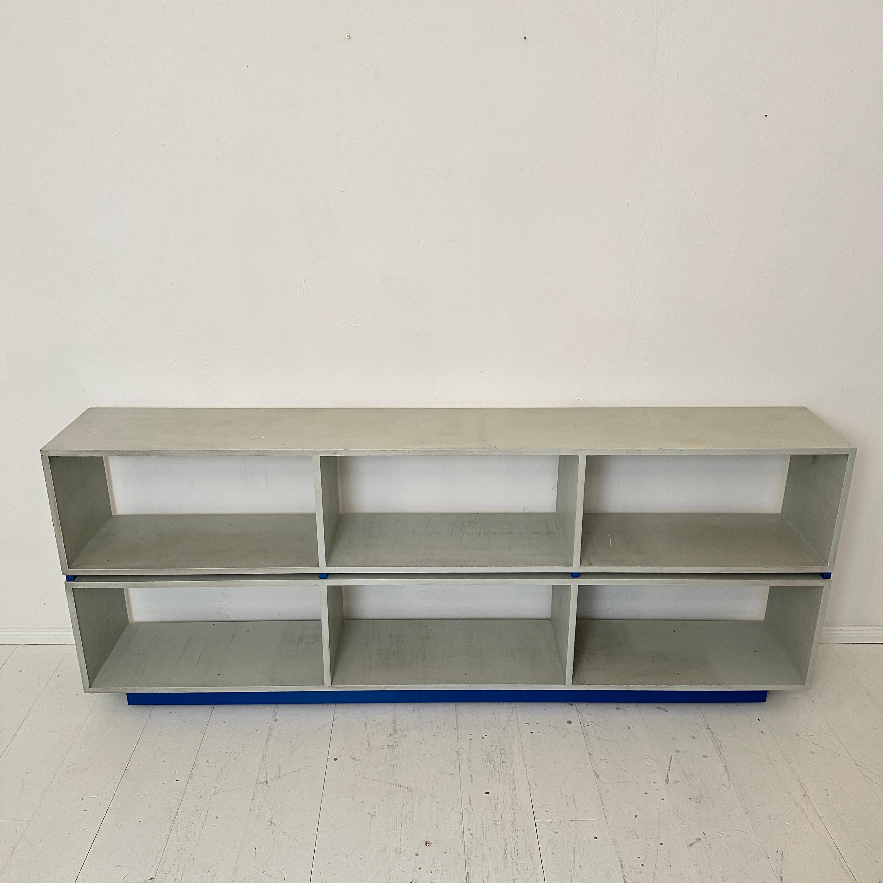 Dieses deutsche Bauhaus-Sideboard/Regal aus den 1950er Jahren verkörpert funktionales Design und minimalistische Ästhetik. Die klaren Linien und die geometrische Form sind charakteristisch für die Bauhaus-Bewegung und zeigen eine harmonische