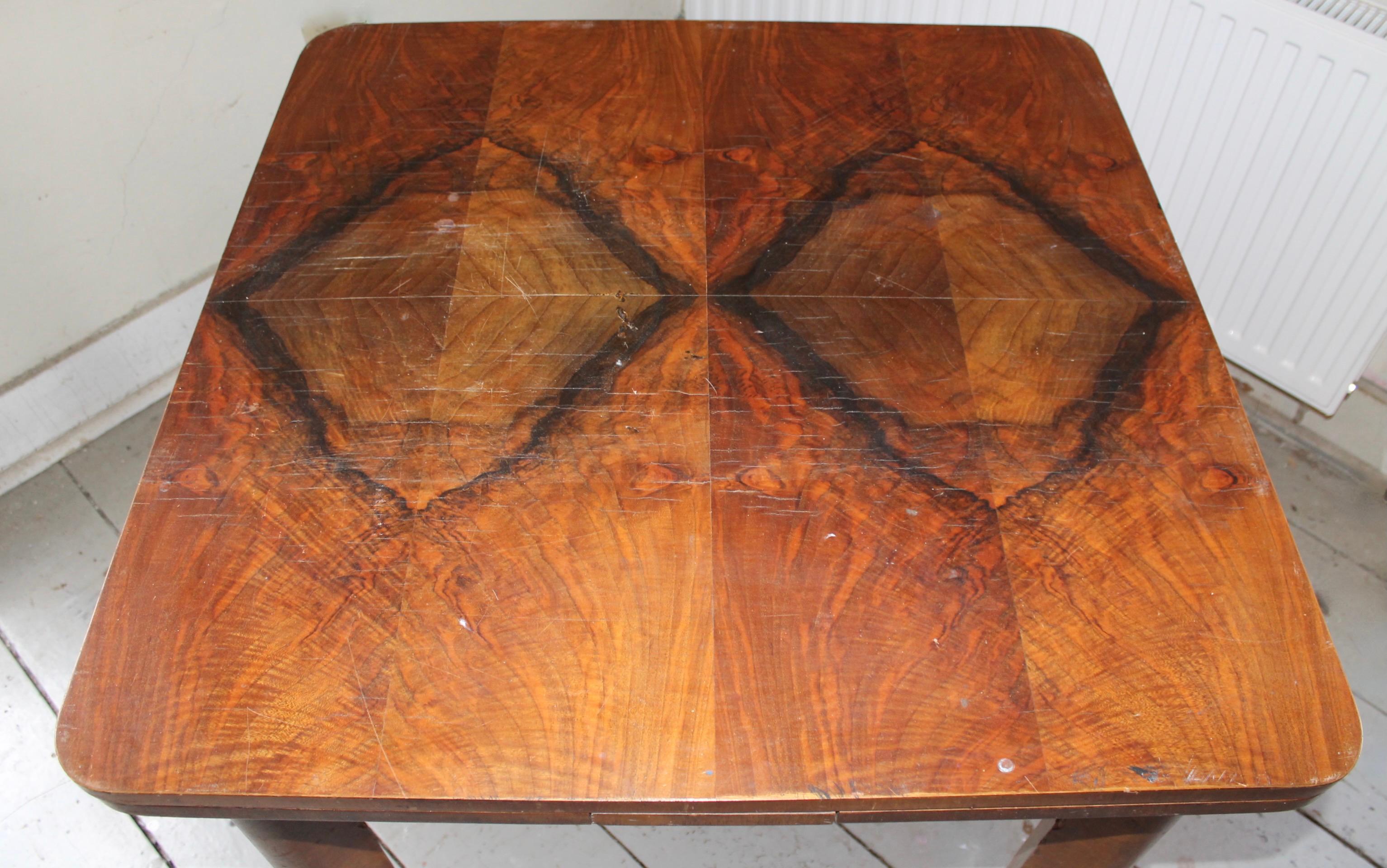 Ein schlichter, fast kubischer Tisch (27x31x30 5/8