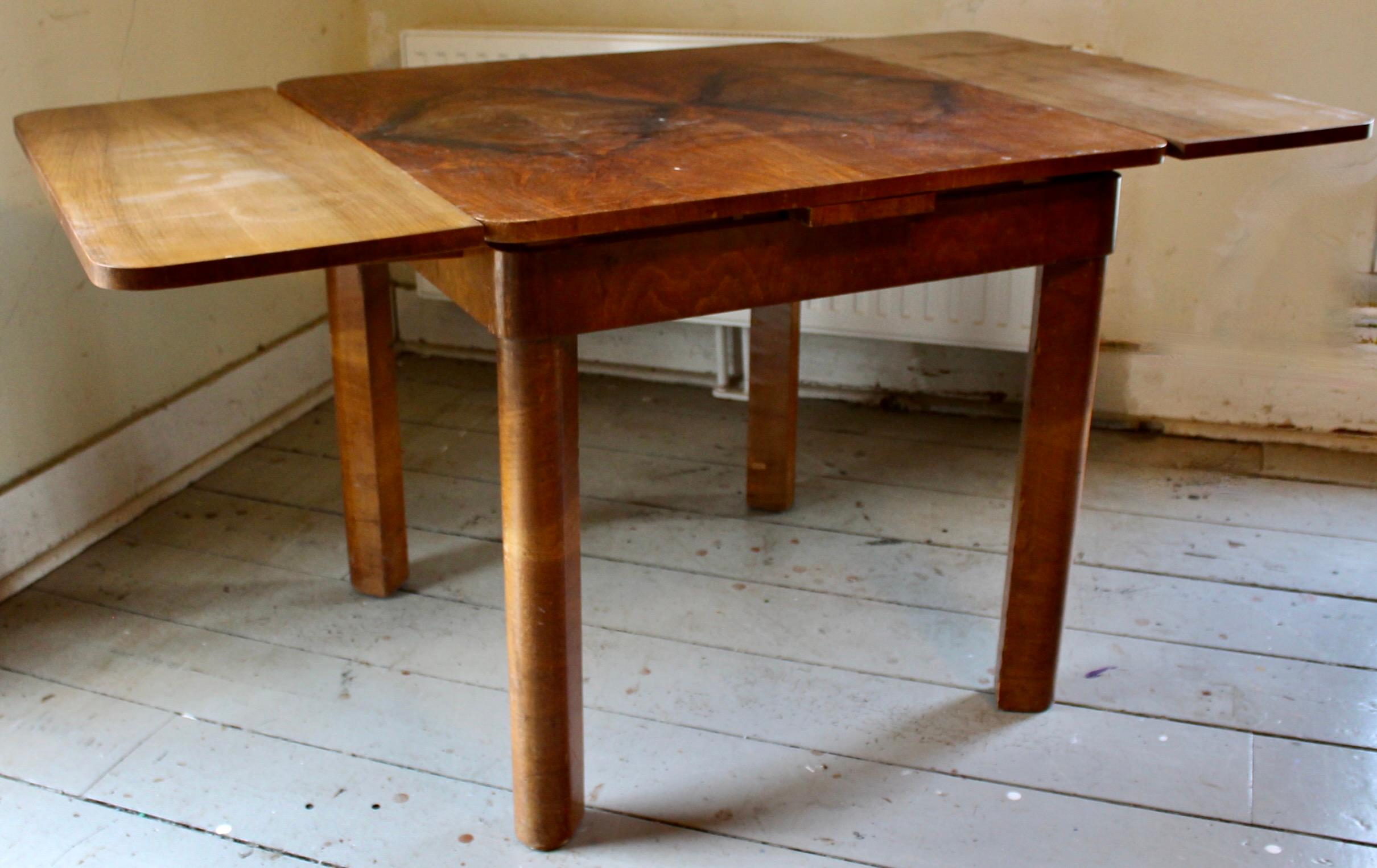 Quadratischer Tisch im Bauhaus-Stil mit 2 Blättern (Furnier) im Angebot