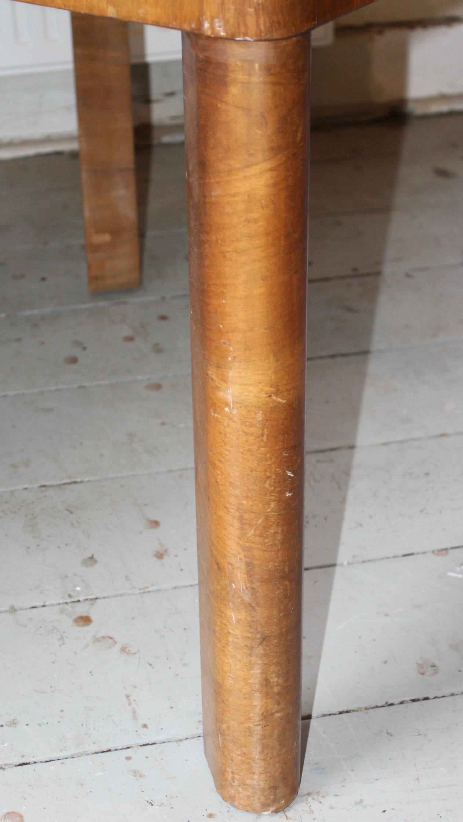 Quadratischer Tisch im Bauhaus-Stil mit 2 Blättern (Holz) im Angebot