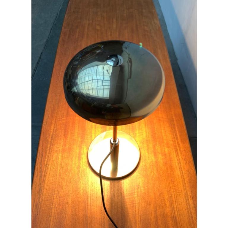 Lampe de table Hala des années 1930.

Cette lampe de table simple et fonctionnelle convainc par ses détails et sa matérialité de haute qualité. Par exemple, le manche est en ébène. La tête d'éclairage peut tourner autour de l'arbre et l'éclairage