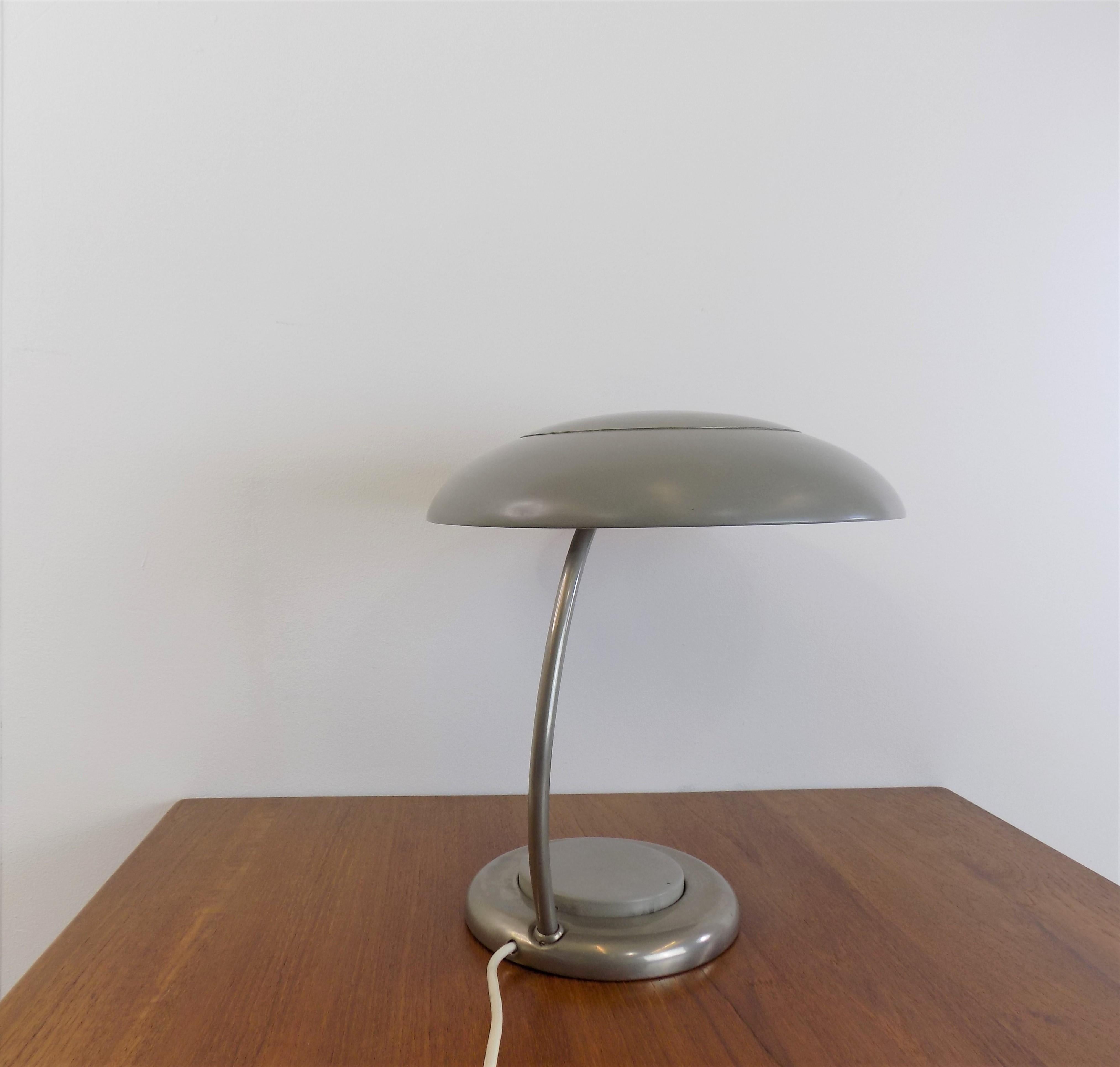 Lámpara de mesa alemana Bauhaus de VEB Leuchtenbau Lengefeld mediados del siglo XX en venta
