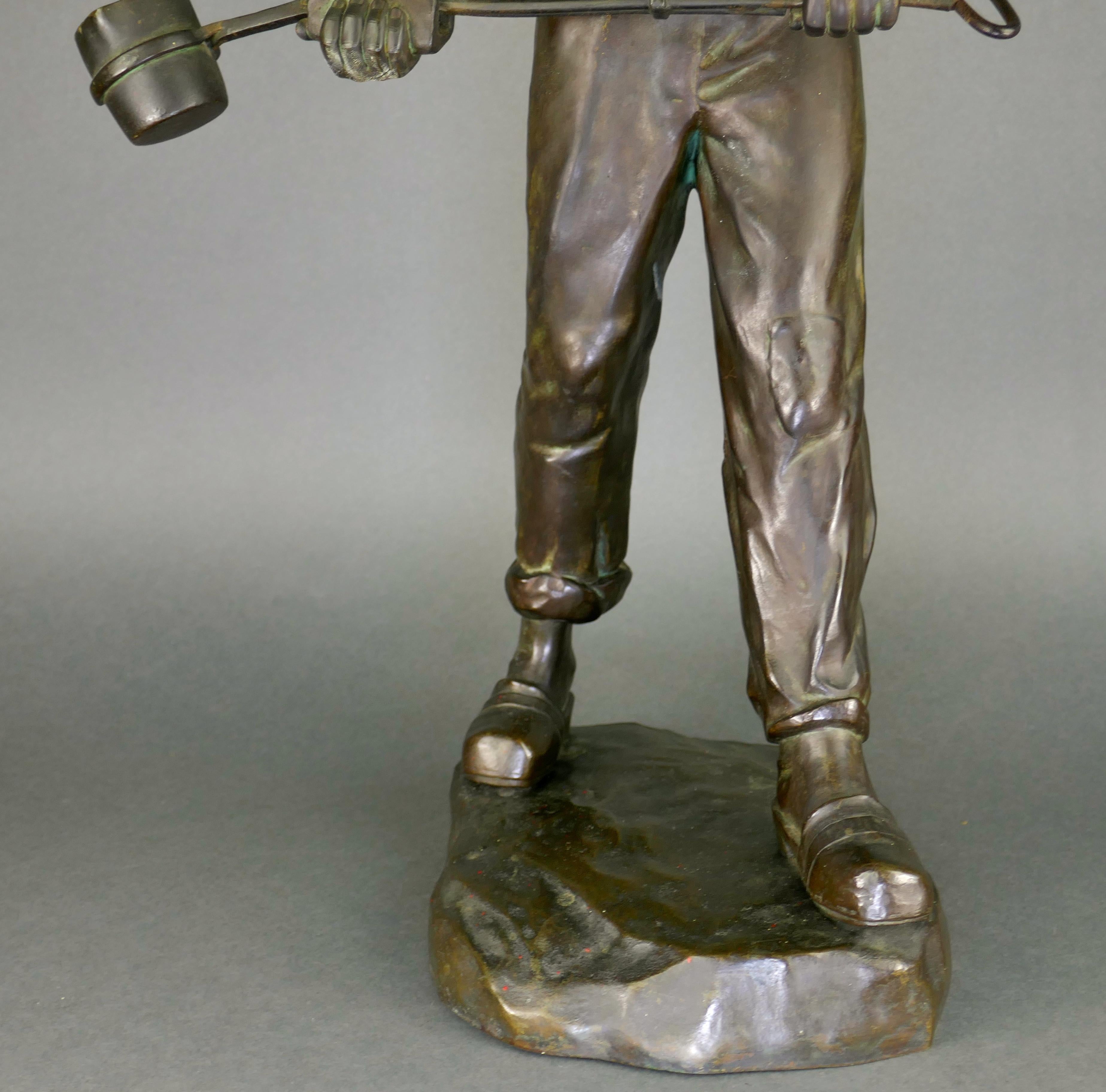 Bauhaus tedesco Wiener Werkstatte B. Grundmann Statua in bronzo di un fonditore maschio in vendita 3