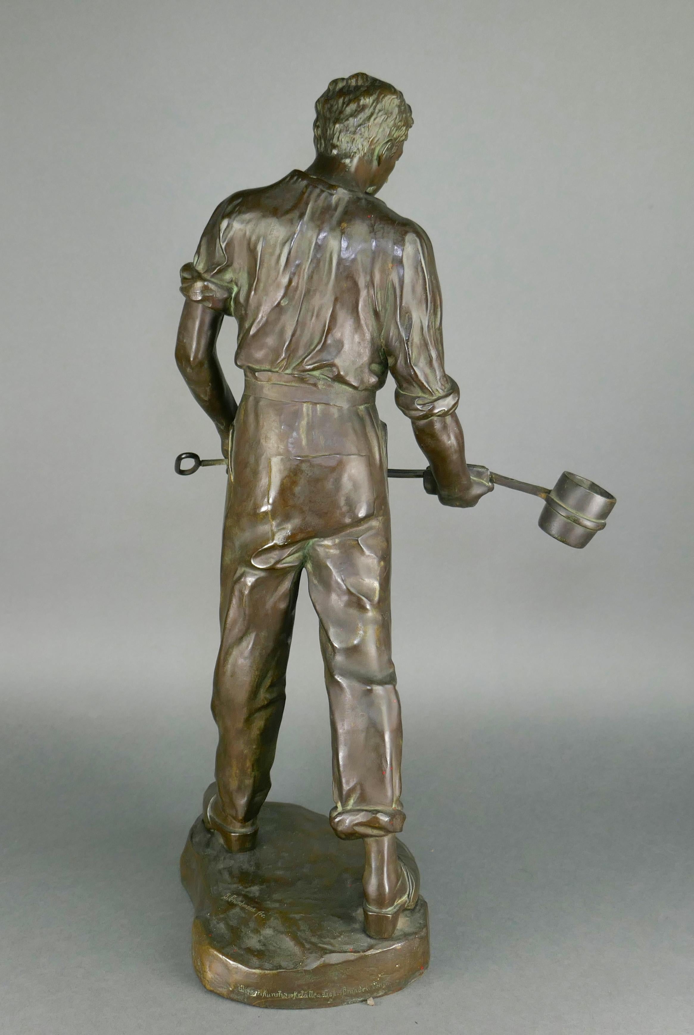 Bauhaus tedesco Wiener Werkstatte B. Grundmann Statua in bronzo di un fonditore maschio in vendita 5