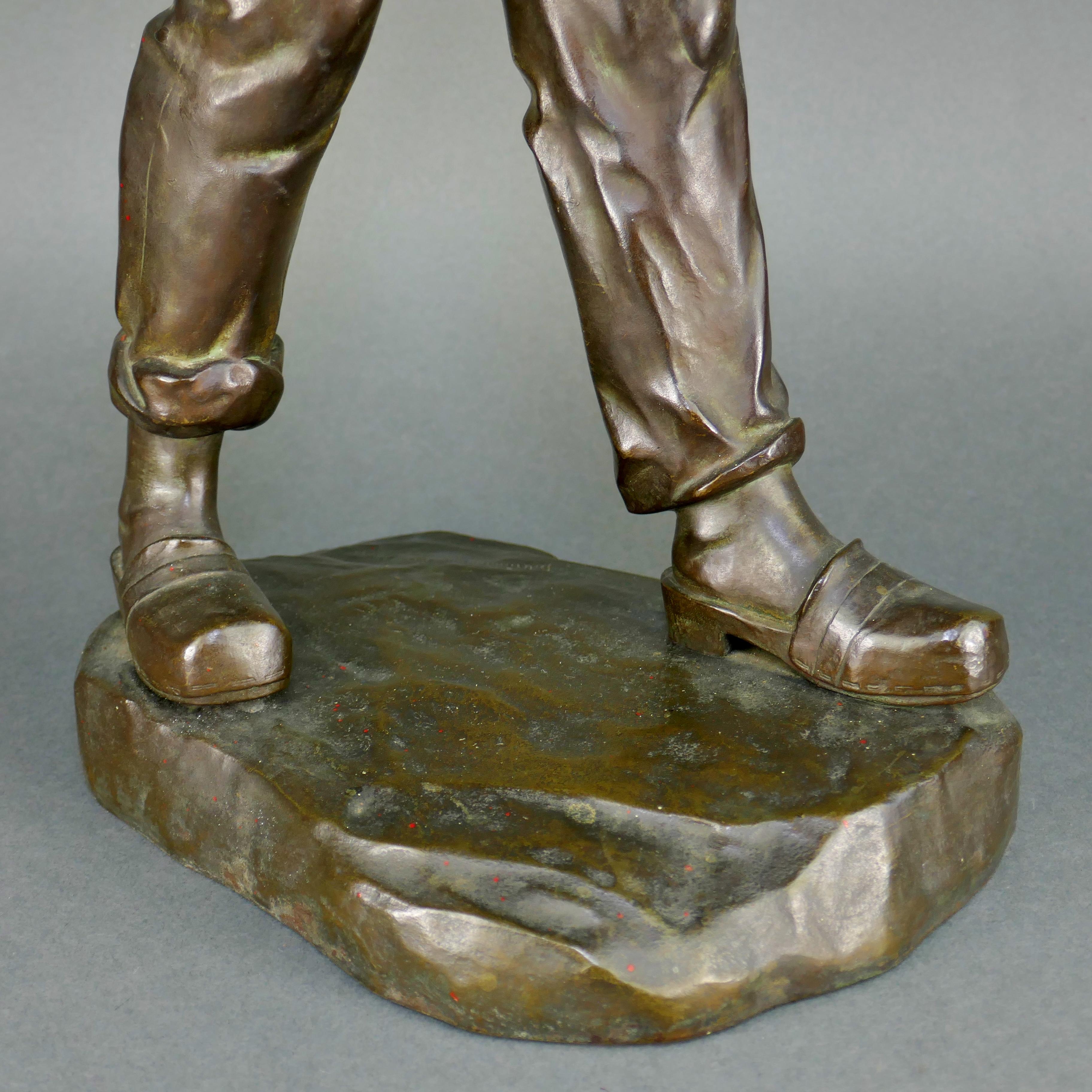 XX secolo Bauhaus tedesco Wiener Werkstatte B. Grundmann Statua in bronzo di un fonditore maschio in vendita