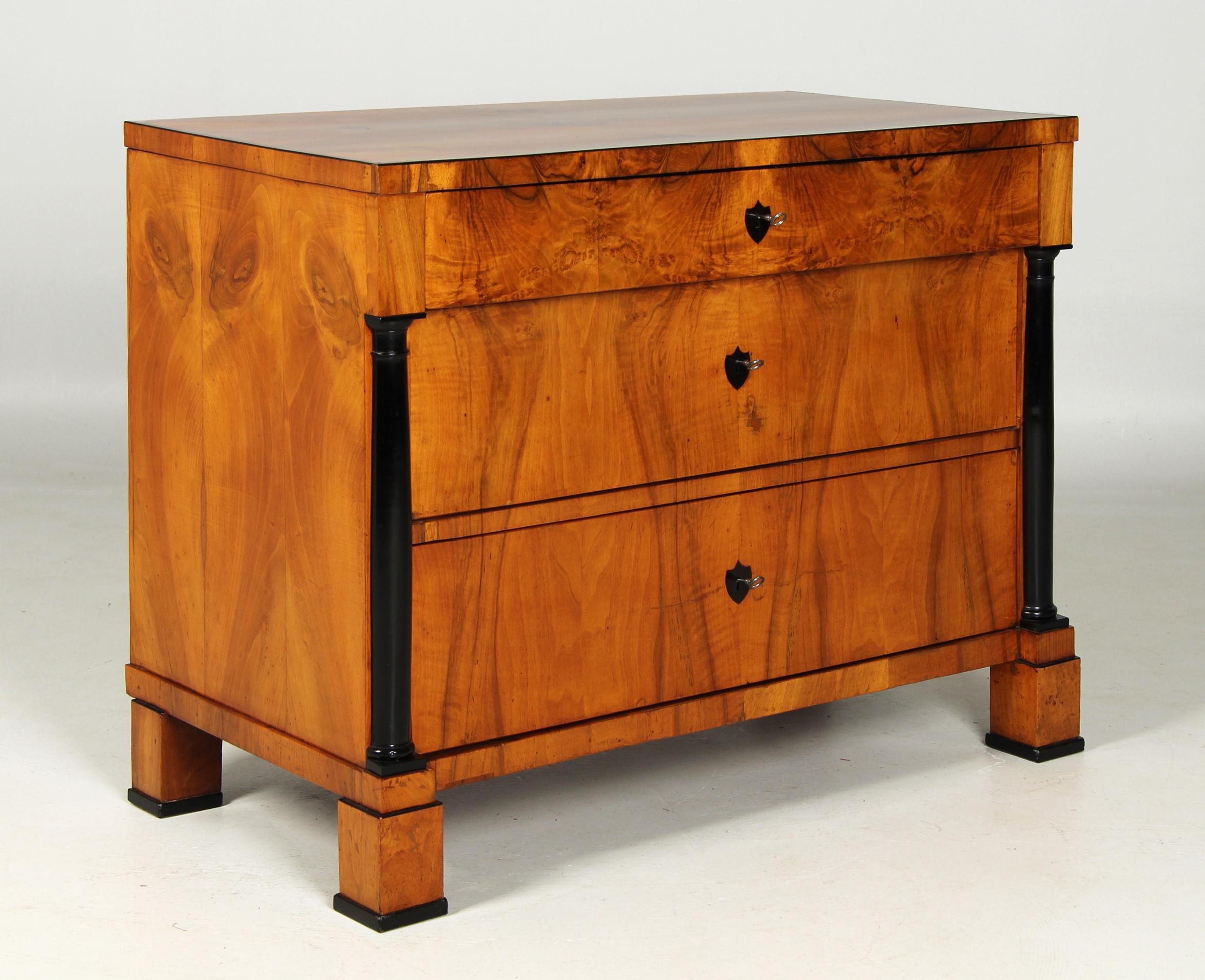 Cassettiera Biedermeier

Germania meridionale
Noce
Biedermeier intorno al 1825

Dimensioni: H. H. x L. x P.: 84 x 106 x 55 cm.

Descrizione:
Un mobile a tre livelli che poggia su solidi piedi a blocco.
La venatura a specchio del legno di noce, che