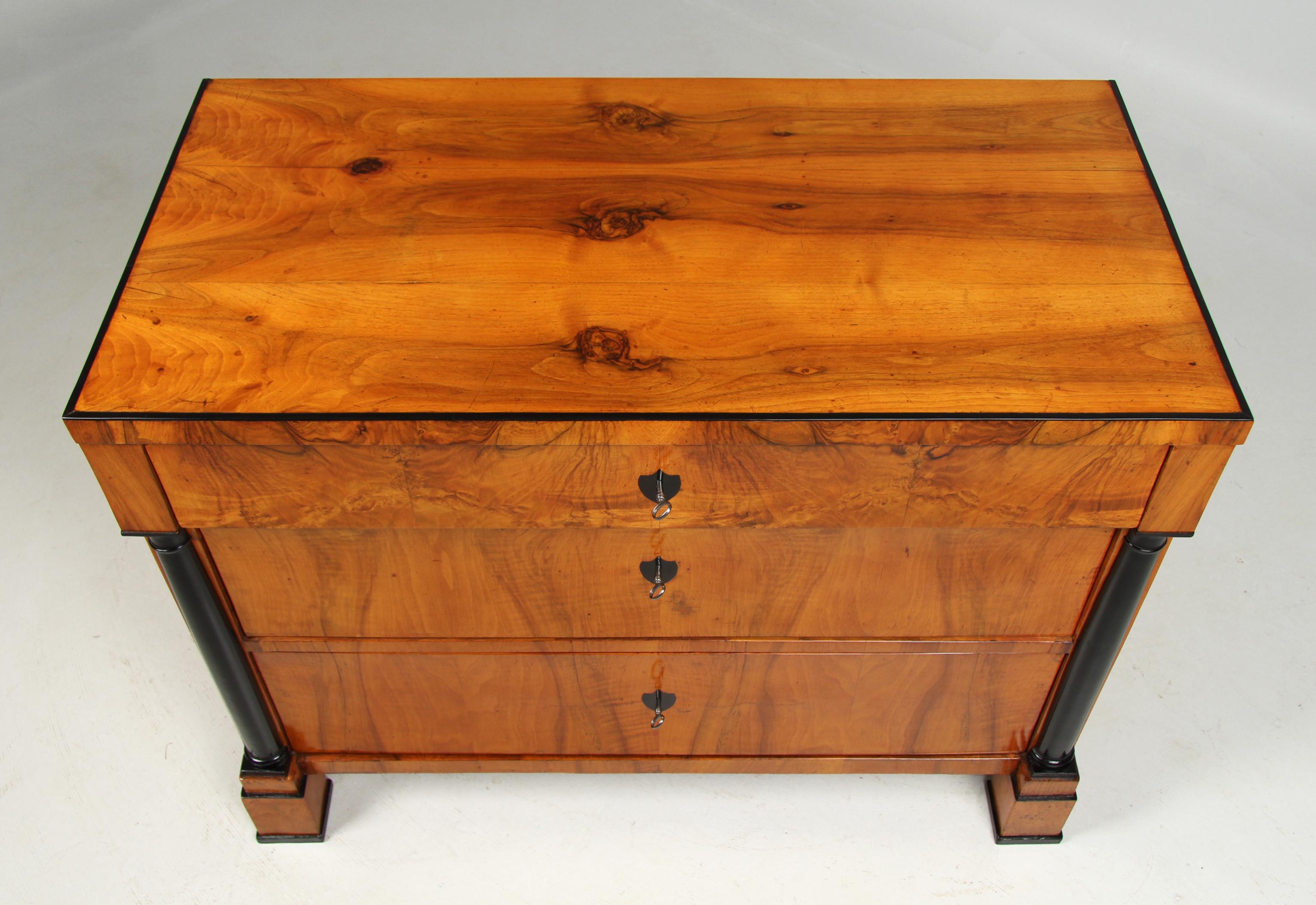 Cassettiera Biedermeier tedesca, noce, 1825 circa In condizioni buone in vendita a Greven, DE