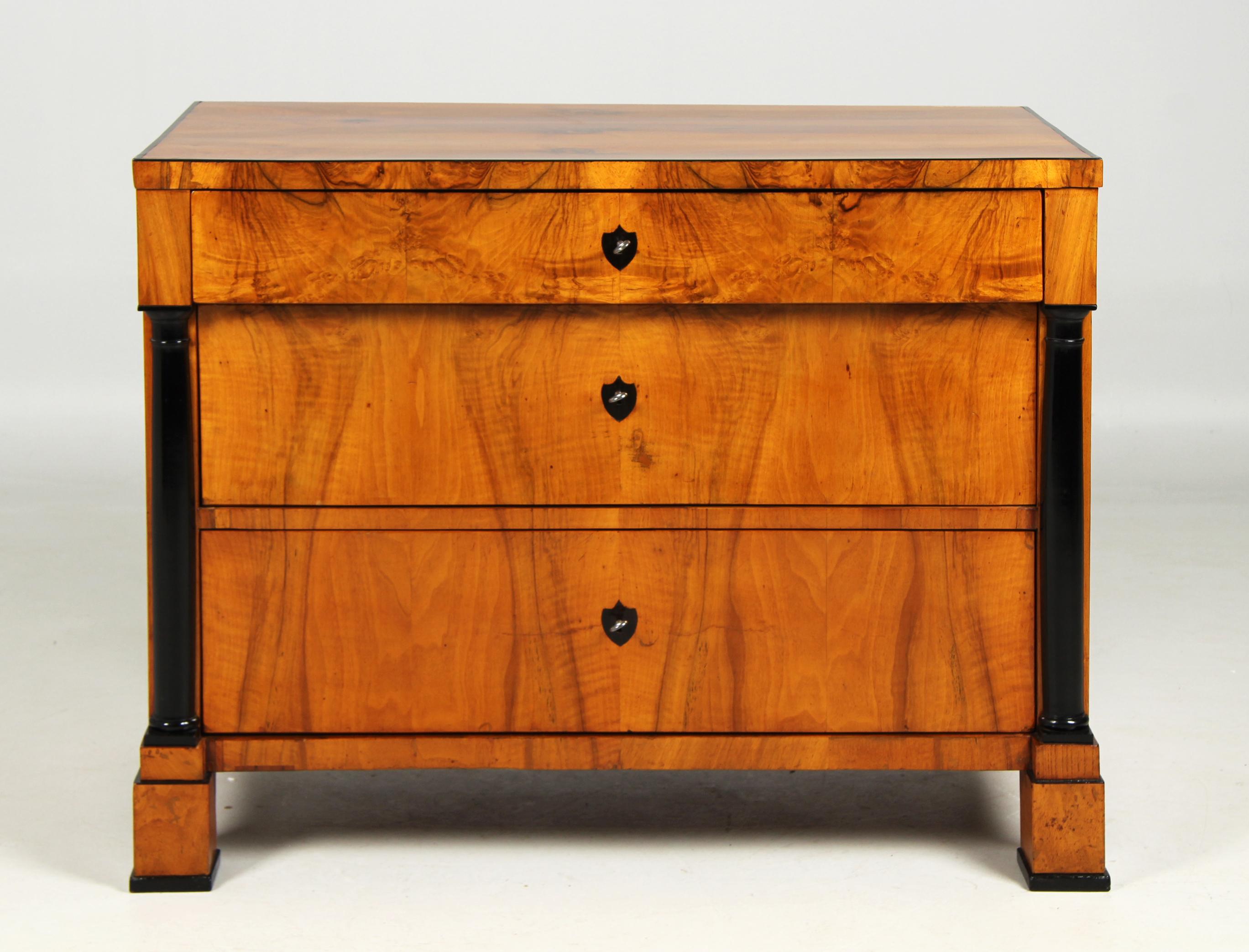Inizio XIX secolo Cassettiera Biedermeier tedesca, noce, 1825 circa in vendita