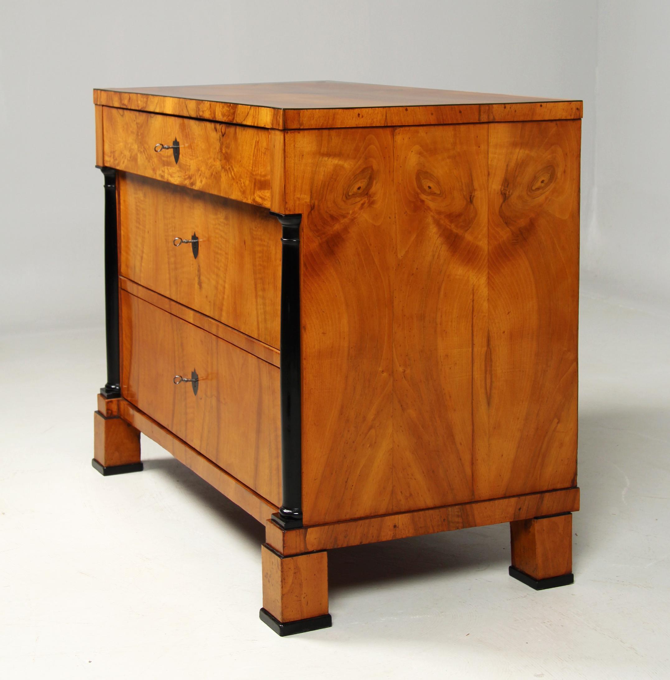 Cassettiera Biedermeier tedesca, noce, 1825 circa in vendita 1