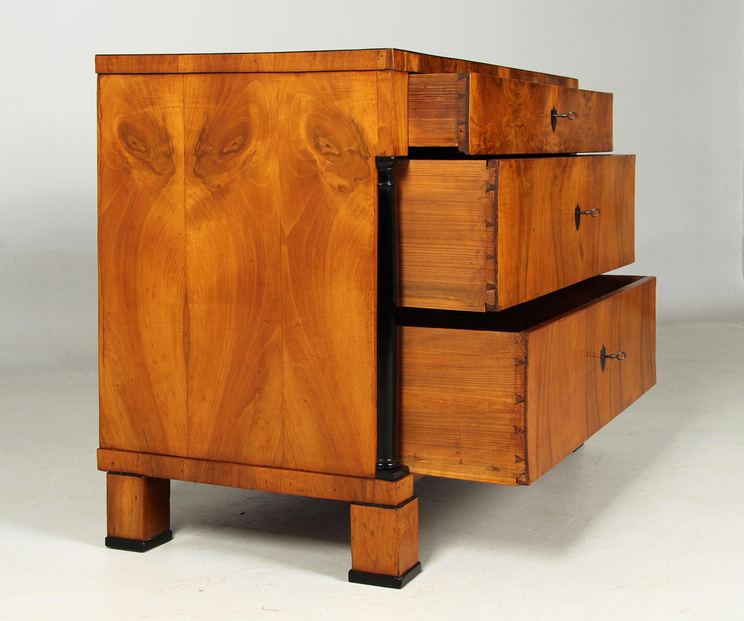 Cassettiera Biedermeier tedesca, noce, 1825 circa in vendita 2