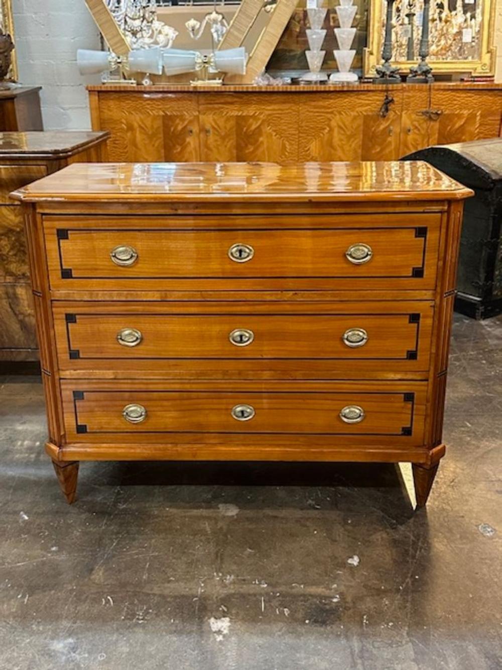 Bellissima commode Biedermeier tedesca del XIX secolo in legno di ciliegio e intarsio di ebano. Circa 1840. Un'ottima aggiunta a qualsiasi casa!