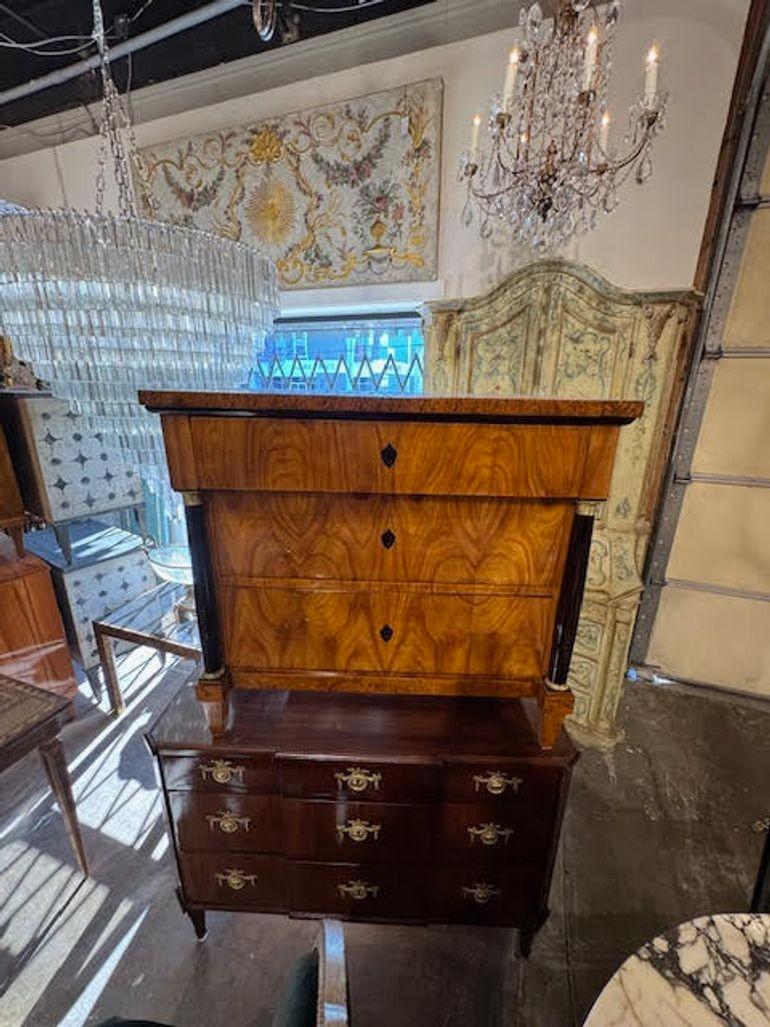 Eccezionale commodo tedesco Biedermeier in noce ed ebanizzato. Circa 1820. Aggiunge calore e charme a qualsiasi stanza! 37 l x 20 p x 33 h