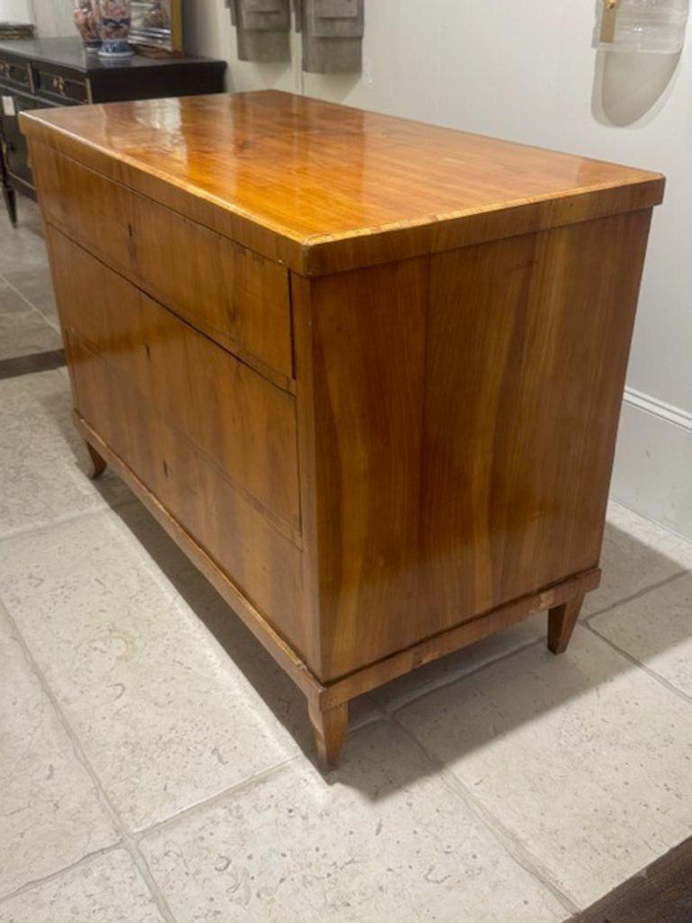 Cómoda alemana Biedermeier de nogal del siglo XIX, pulida a mano con goma laca francesa. Estas cómodas son perfectas para anclar un vestíbulo, un dormitorio o incluso un comedor con un toque de encanto neoclásico. Las cómodas Biedermeier de nogal