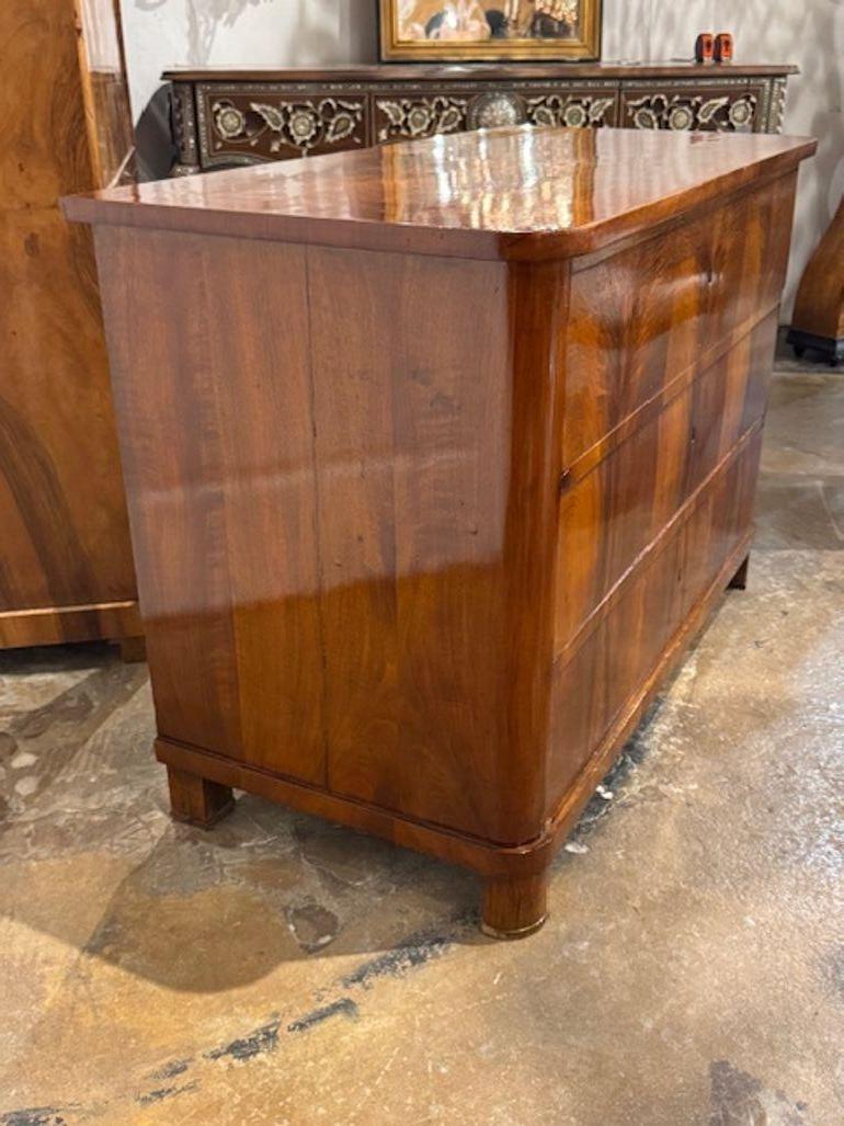 Commodo in noce con venatura a fiammifero Biedermeier del XIX secolo con lucidatura francese. Stai guardando un pezzo che unisce la semplicità architettonica alla ricchezza delle venature del legno, segno distintivo del design Biedermeier tedesco