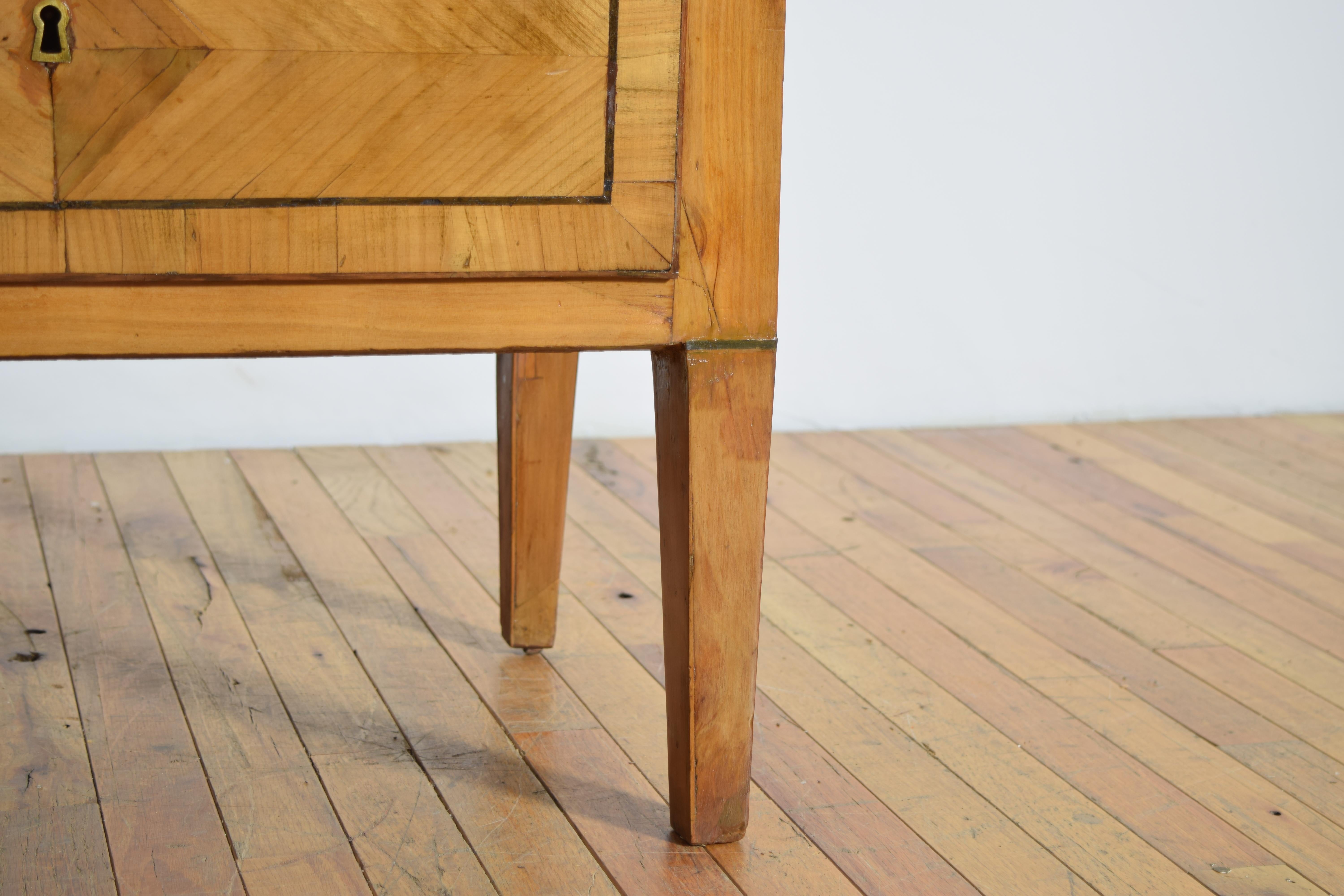 Deutsche Biedermeier-Beistellkommoden aus Ahornholz mit Buchmatch-Veneer, ca. 1820, Paar im Angebot 8