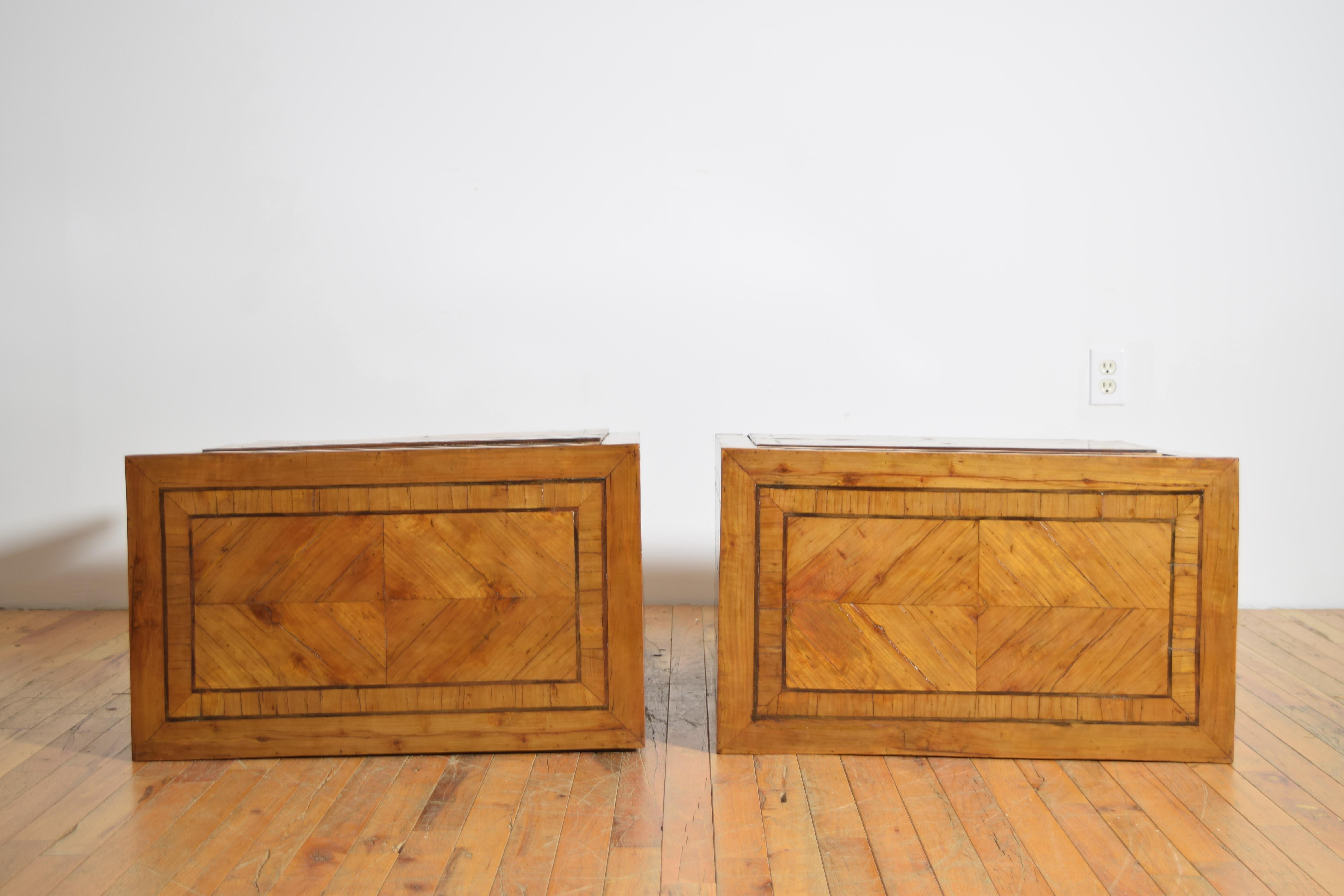 Deutsche Biedermeier-Beistellkommoden aus Ahornholz mit Buchmatch-Veneer, ca. 1820, Paar im Angebot 9