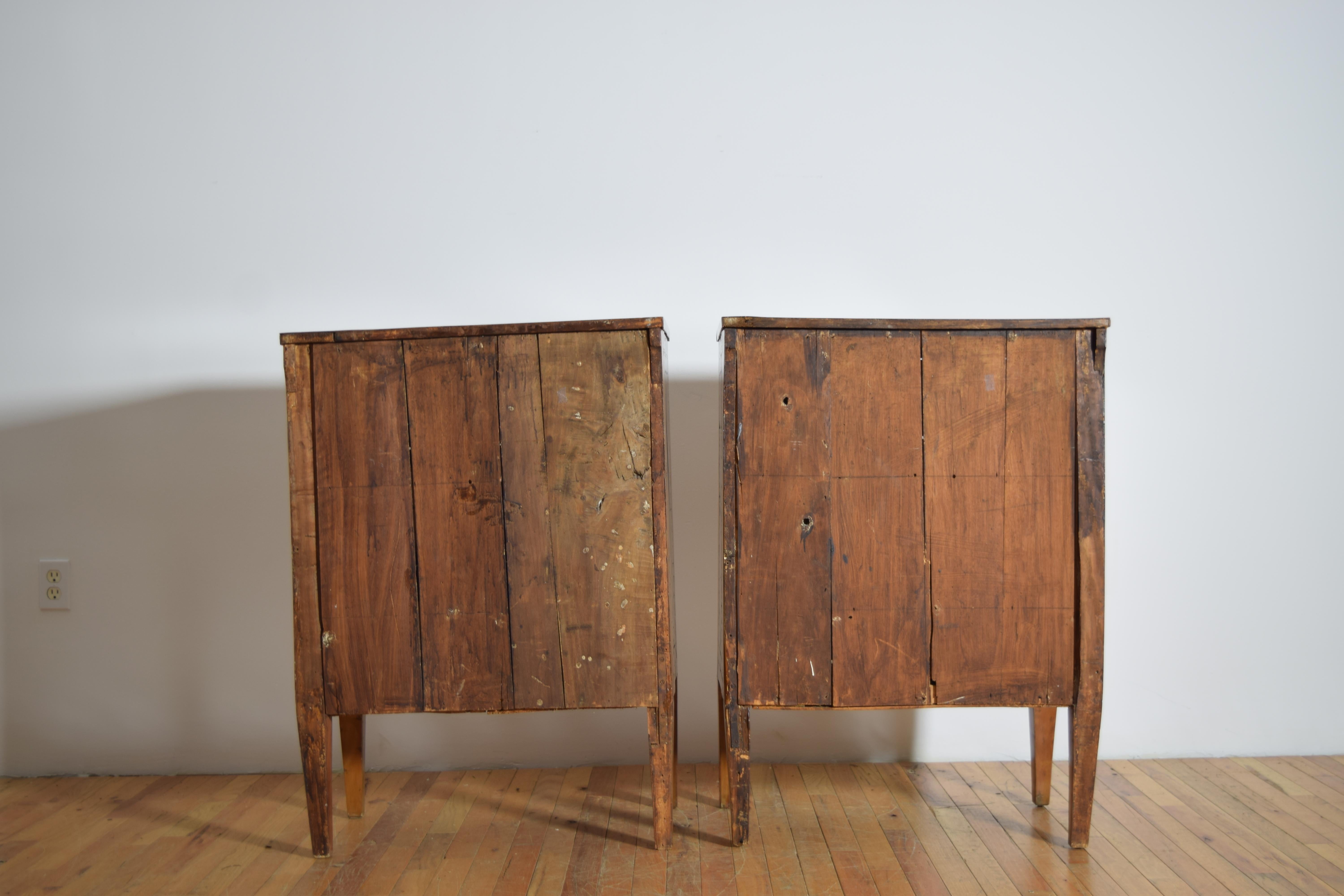 Deutsche Biedermeier-Beistellkommoden aus Ahornholz mit Buchmatch-Veneer, ca. 1820, Paar im Angebot 10
