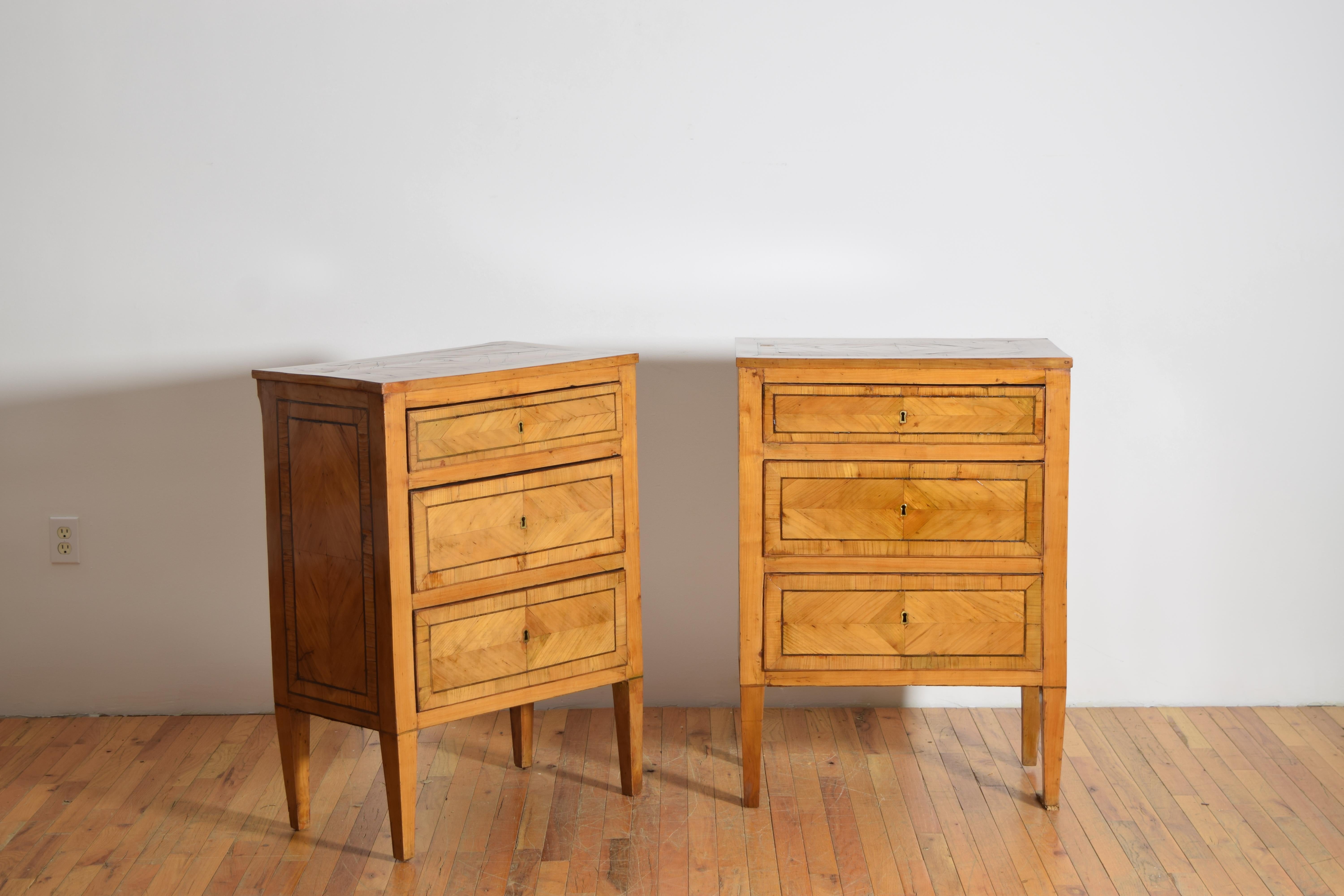 jede Kommode ist vollständig mit Ahornholz furniert und mit Einlegearbeiten aus ebonisiertem Holz versehen, die rechteckigen Gehäuse haben drei Schubladen und stehen auf quadratischen, spitz zulaufenden Beinen