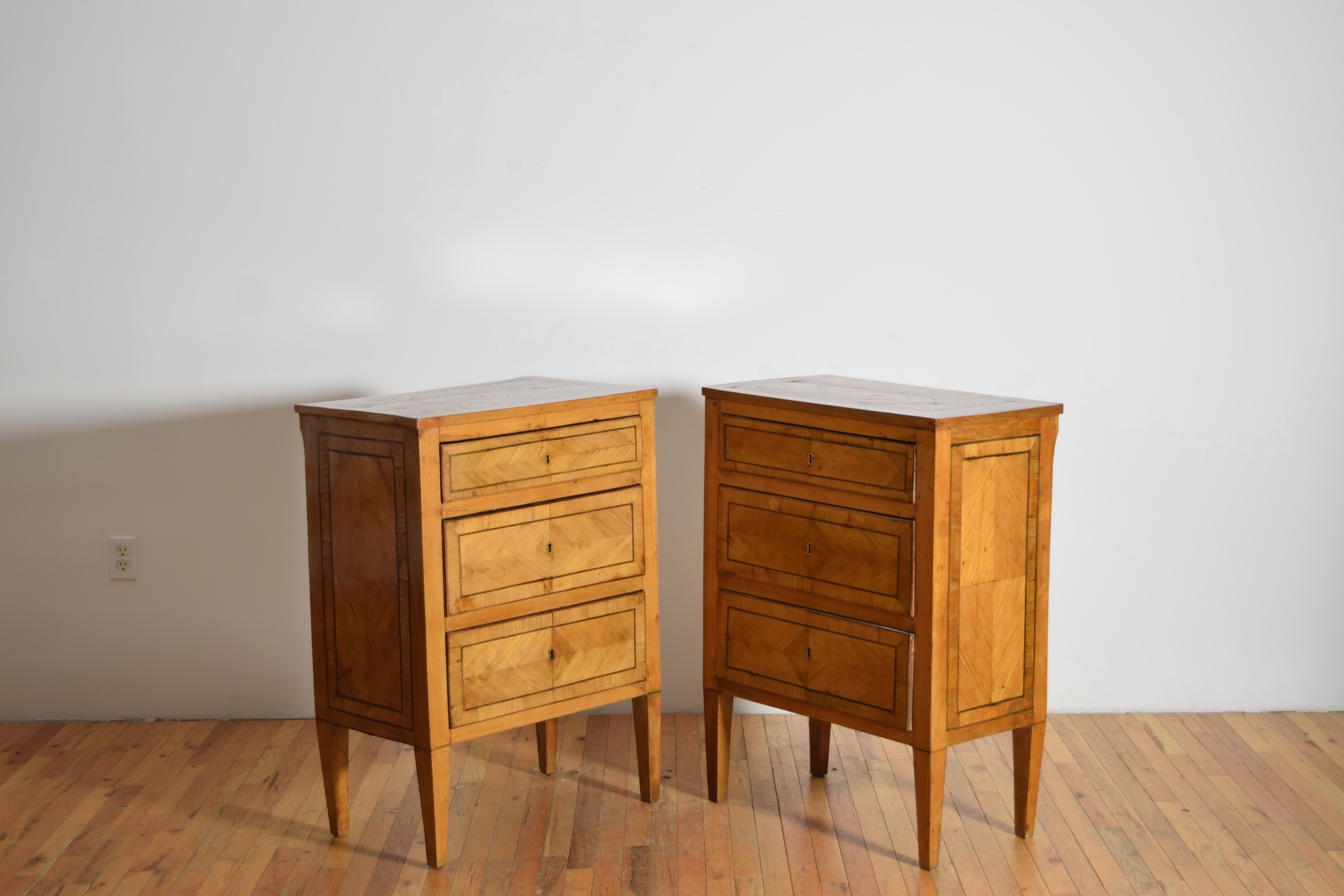 Deutsche Biedermeier-Beistellkommoden aus Ahornholz mit Buchmatch-Veneer, ca. 1820, Paar im Zustand „Gut“ im Angebot in Atlanta, GA